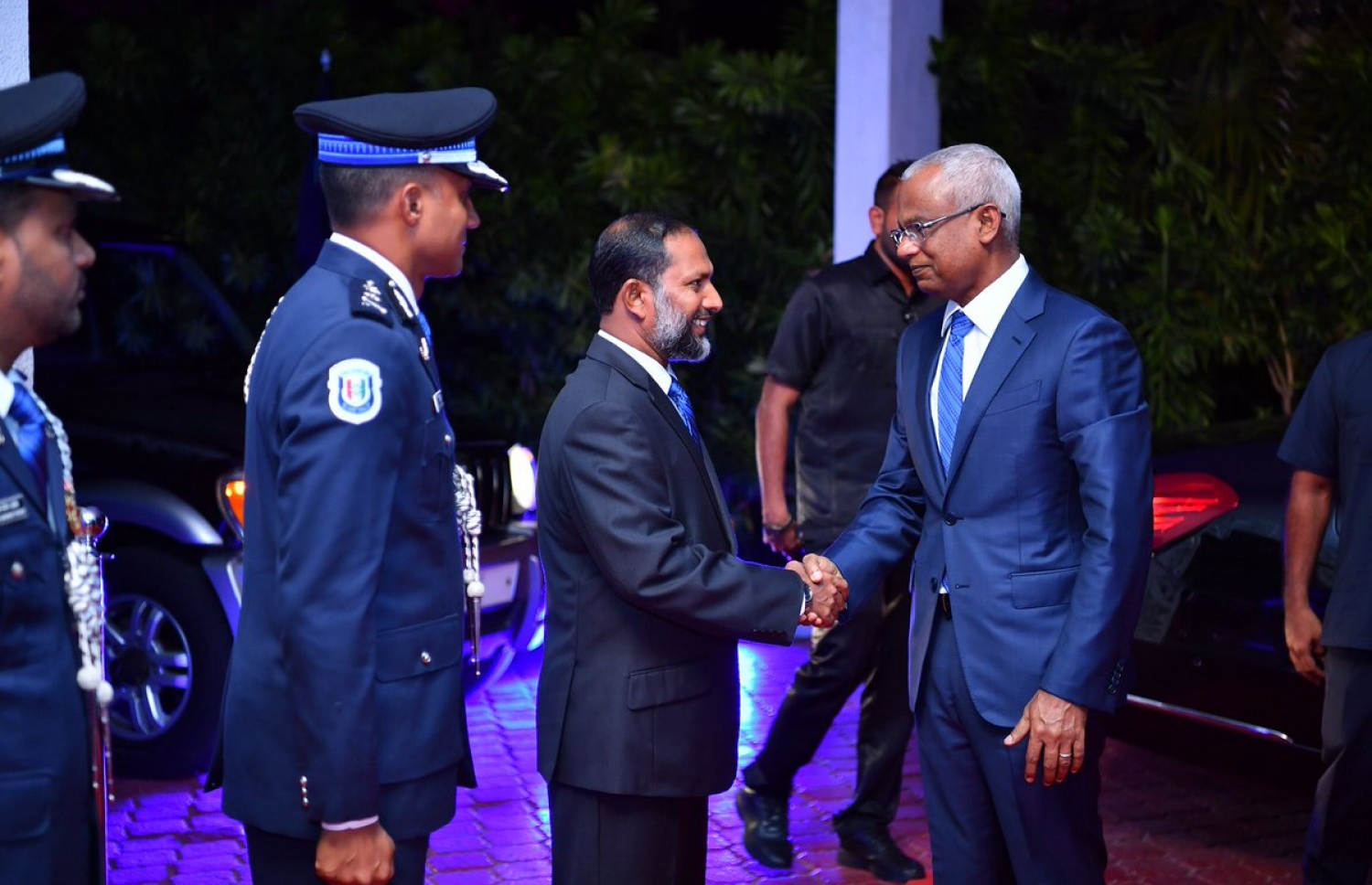 ފުލުހުންގެ ރަސްމީ ހަފުލާއެއްގައި ރައީސް އިބްރާހިމް މުހައްމަދު ސޯލިހާއި ހޯމް މިނިސްޓަރު އިމްރާން އަބްދުﷲ އަދި ޕޮލިސް ކޮމިޝަނަރު މުހައްމަދު ހަމީދު: ރައީސް ވިދާޅުވީ އެއް އަހަރުގެ ތެރޭގައި، ކޮމިޝަނަރު ވިދާޅުވީ އަށް މަސް ދުވަހުގެ ތެރޭގައި ފްލެޓްތައް ނިމޭނެ ކަމަށް --ފޮޓޯ: ރައީސް އޮފީސް