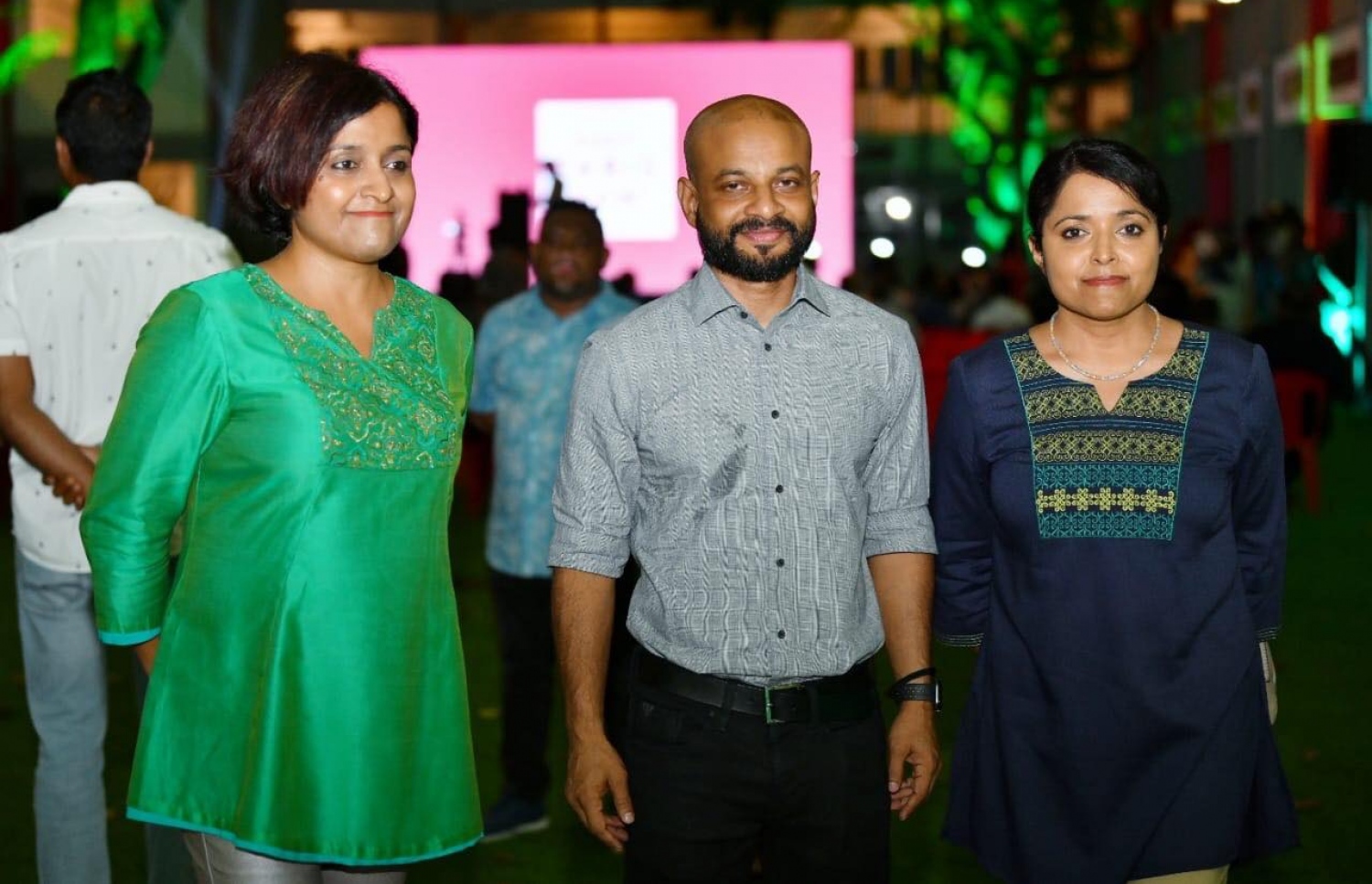 މިރޭ ބޭއްވި ފާރިސްގެ ކެމްޕެއިން ޖަލްސާގައި އޭނާގެ ދެ ދައްތަ ޔުމްނާ (ކ) އަދި ދުންޔާ (ވ) ފާރިސްއާ އެކު ފޮޓޯއެއް ނަންގަވަނީ.---ފޮޓޯ: ހުސައިން ވަހީދު/މިހާރު