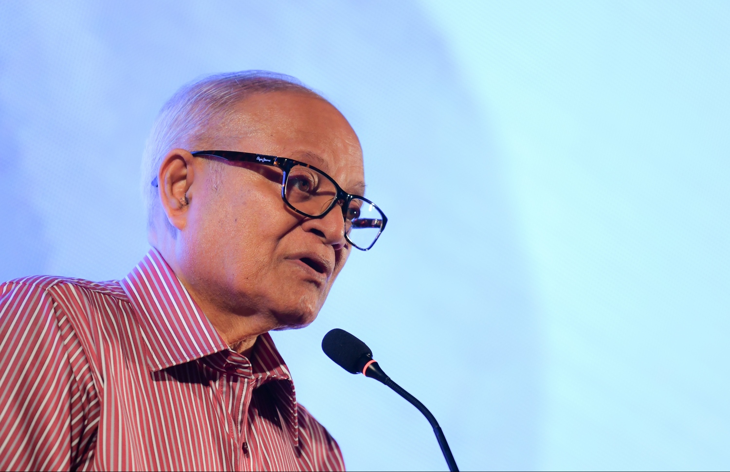 ދަރިކަލުން ފާރިސްގެ ކެމްޕެއިން ޖަލްސާގައި މައުމޫން ވާހަކަފުޅު ދައްކަަވަނީ.---ފޮޓޯ: ހުސައިން ވަހީދު/މިހާރު