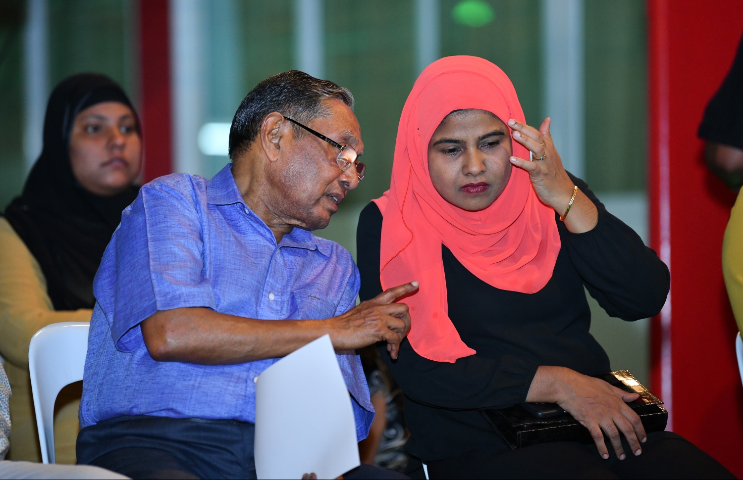 ދައުލަތަށް ގިނަ ހިދުމަތްތަކެއް ކުރެއްވި އައްބާސް އާއި މަޝްހޫރު ފިލްމް ޕްރޮޑިއުސަރު/ ޑައިރެކްޓަރު ފާތުމަތު ނަހުލާ މަޝްވަރާއެއްގައި. --- ފޮޓޯ: ހުސެއިން ވަހީދު/ މިހާރު