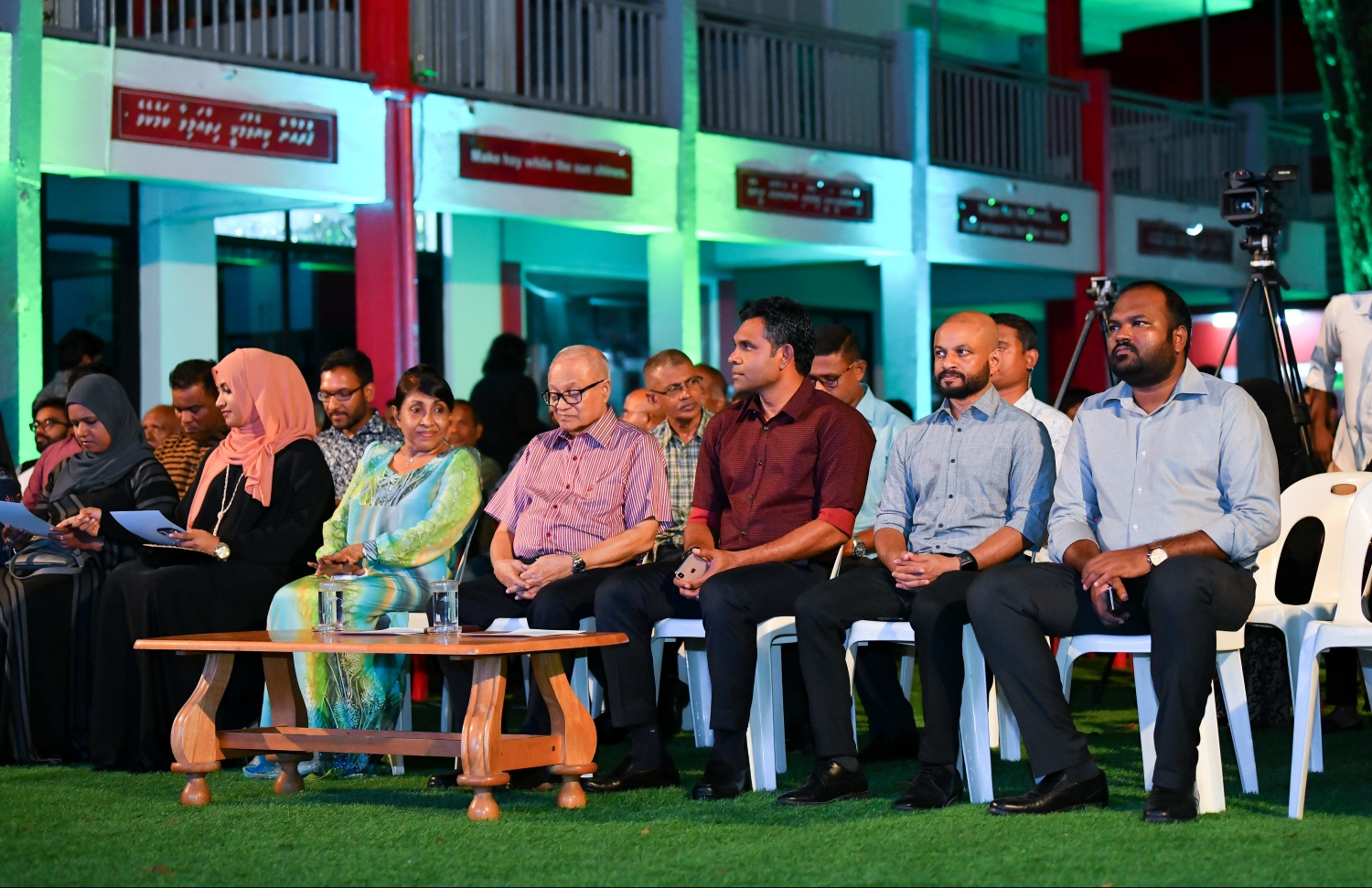 އިސްކަންދަރުގައި ރޭ ބޭއްވި ކެމްޕެއިން ޖަލްސާގައި ނައިބު ރައީސް ފައިސަލް އާއި މައުމޫނާއި ސަރުކާރުގެ ބައެއް ވަޒީރުން ބައިވެރިވެވަޑައިގަންނަވަނީ. --- ފޮޓޯ: ހުސެއިން ވަހީދު/ މިހާރު