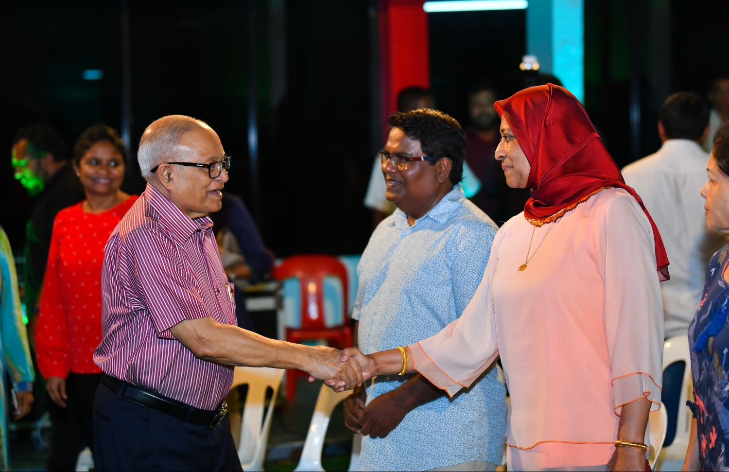 ކުރީގެ ރައީސް މައުމޫން، އާތިފާއާ ސަލާމް ކުރައްވަނީ: ކެންސަރުގެ ފަރުވާގައި އުޅުއްވަމުން ބޭރުތެރެއަށް ނުކުމެވަޑައިގަނެވުނީ މައުމޫން ހައްޔަރުކޮށް ޖަލަށް ލުމުން ކަމަށް ވިދާޅުވި. --- ފޮޓޯ/ މިހާރު