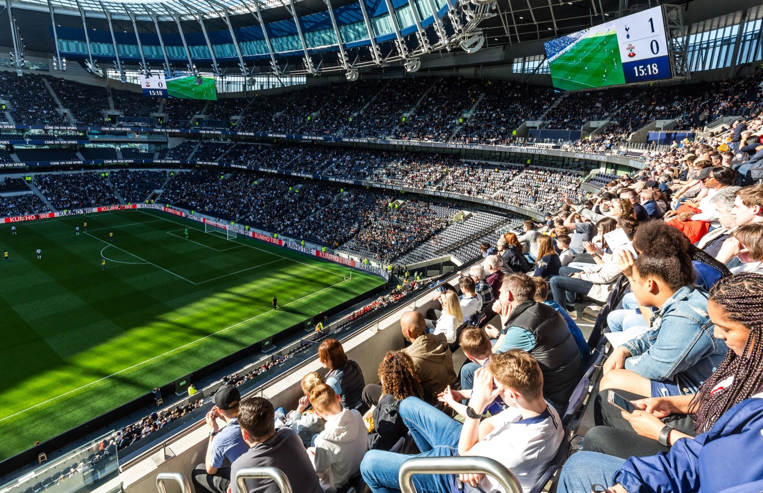 ޓޮޓެންހަމްގެ އާ ސްޓޭޑިއަމްގައި ސަޕޯޓަރުން މެޗު ބަލަނީ: ފުރަތަމަ ކުޅުނީ 18 އަހަރުން ދަށުގެ ޓީމުގެ ނުރަސްމީ މެޗެއް.-- ފޮޓޯ: އޭއެފްޕީ