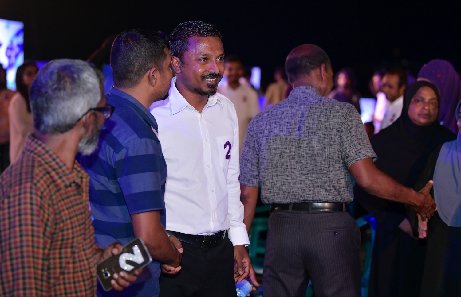 ވިލިމާލެ ބަނދަރު ސަރަހައްދުގައި މިރޭ ބޭއްވި އުޝާމްގެ ކެމްޕެއިން ޖަލްސާގައި އޭނާ ބައިވެރިވެވަޑައިގަންނަވަނީ.-- ފޮޓޯ: ހުސެއިން ވަހީދު/ މިހާރު