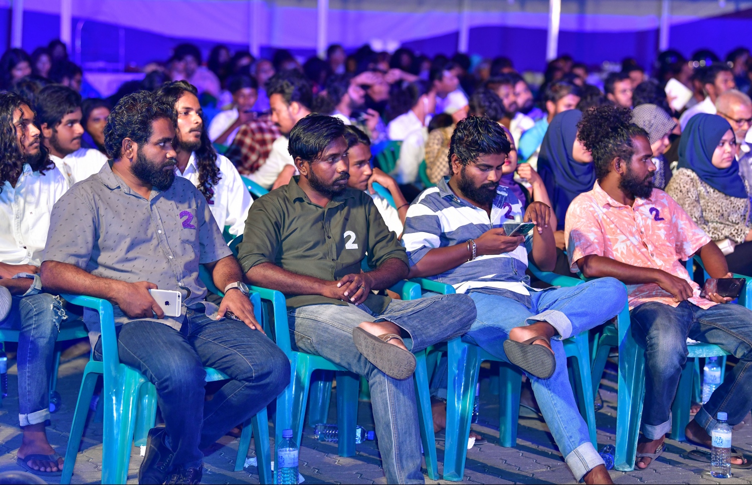 ވިލިމާލެ ބަނދަރު ސަރަހައްދުގައި މިރޭ ބޭއްވި އުޝާމްގެ ކެމްޕެއިން ޖަލްސާގައި ބައިވެރިވި ބައެއް މީހުން.-- ފޮޓޯ: ހުސެއިން ވަހީދު/ މިހާރު