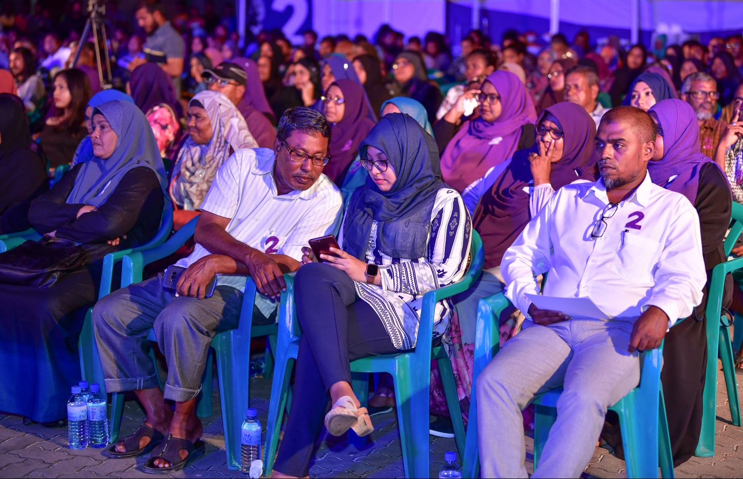 ވިލިމާލެ ބަނދަރު ސަރަހައްދުގައި މިރޭ ބޭއްވި އުޝާމްގެ ކެމްޕެއިން ޖަލްސާގައި ބައިވެރިވި ބައެއް މީހުން.-- ފޮޓޯ: ހުސެއިން ވަހީދު/ މިހާރު