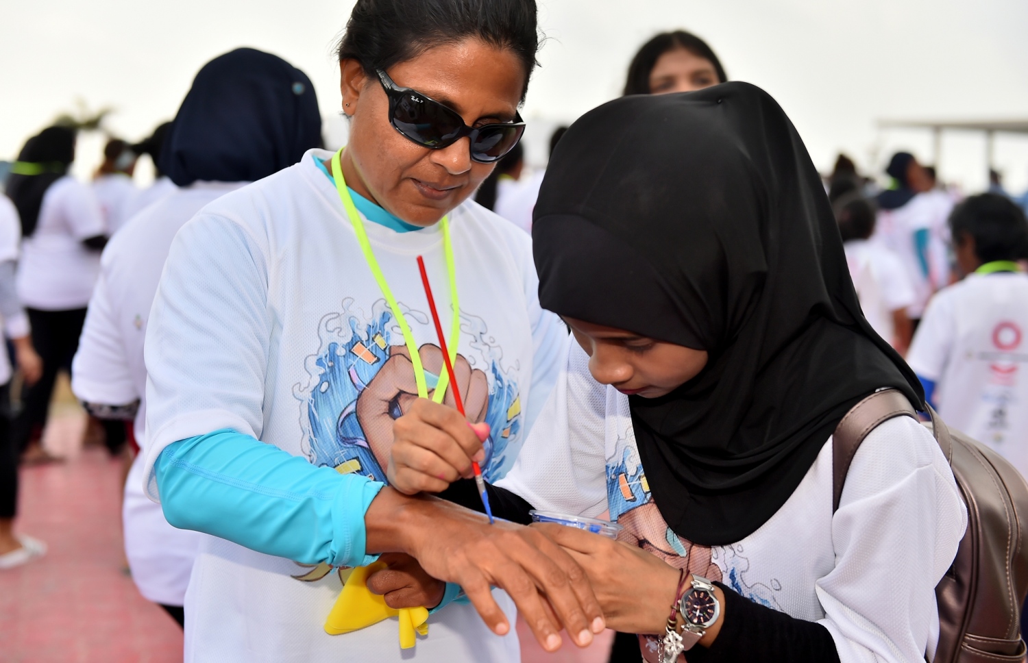 މާލެ: މާޗް 30، 2019: ބައިނަލްއަގުވާމީ އަންހެނުންގެ ދުވަސް ފާހަގަ ކުރަން މޯލްޑިވްސް ލައިފްގާޑް އެސޯސިއޭޝަނުން އިންތިޒާމްކުރި "ބްރޭކް ދަ ބެރިއާ" ފެތުމުގެ ހަފުލާގައި ފަސްޓް ލޭޑީ ފަޒްނާ އަހުމަދު އަތުގައި ޕެއިންޓް ކުރަނީ.-- ފޮޓޯ: ރައީސް އޮފީސް