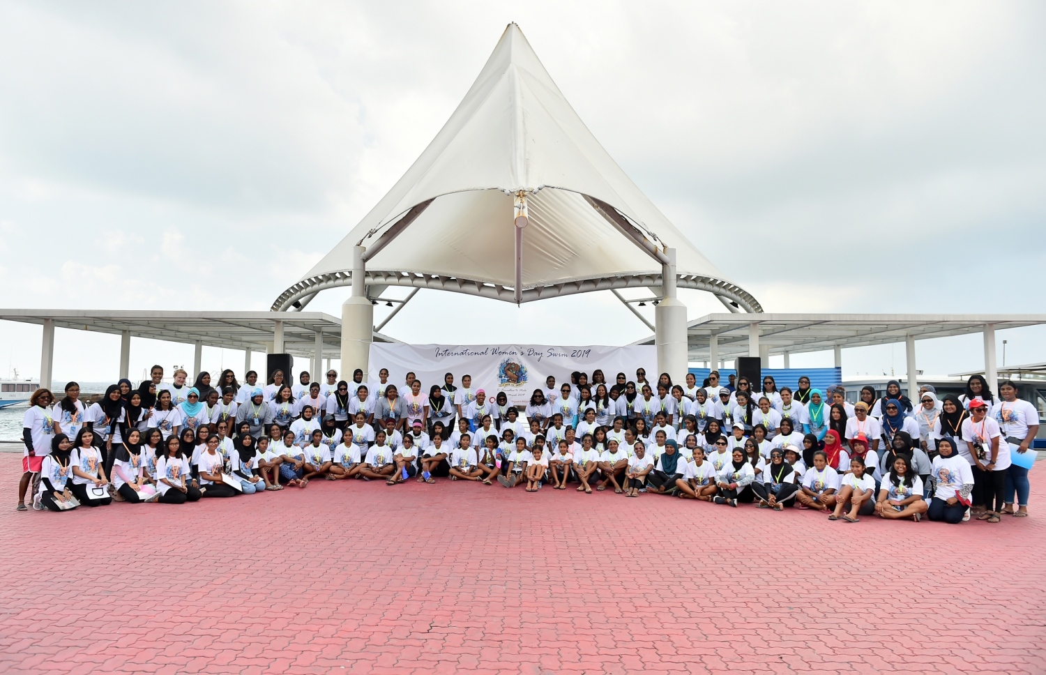 މާލެ: މާޗް 30، 2019: ބައިނަލްއަގުވާމީ އަންހެނުންގެ ދުވަސް ފާހަގަ ކުރަން މޯލްޑިވްސް ލައިފްގާޑް އެސޯސިއޭޝަނުން އިންތިޒާމްކުރި "ބްރޭކް ދަ ބެރިއާ" ފެތުމުގެ ހަފުލާގައި ބައިވެރިވި ބައިވެރިން ފޮޓޯއަކަށް ހުއްޓިގެން.-- ފޮޓޯ: ރައީސް އޮފީސް