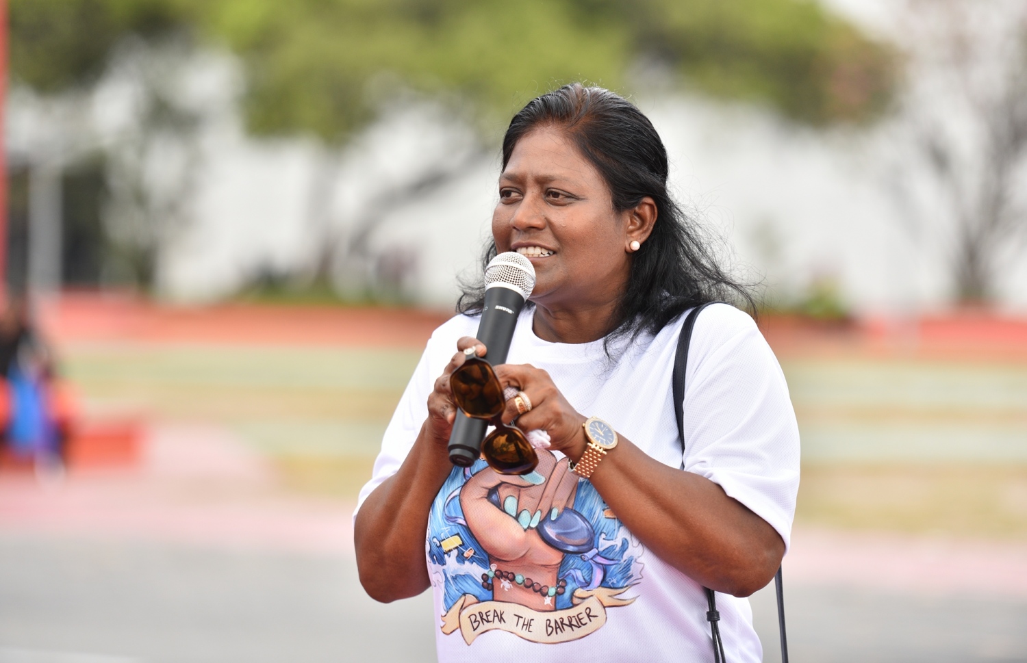 މާލެ: މާޗް 30، 2019: ބައިނަލްއަގުވާމީ އަންހެނުންގެ ދުވަސް ފާހަގަ ކުރަން މޯލްޑިވްސް ލައިފްގާޑް އެސޯސިއޭޝަނުން އިންތިޒާމްކުރި "ބްރޭކް ދަ ބެރިއާ" ފެތުމުގެ ހަފުލާގައި ސިޓީ ކައުންސިލްގެ މޭޔަރު ޝިފާ މުހައްމަދު ވަހާކަ ދައްކަވަނީ.-- ފޮޓޯ: ރައީސް އޮފީސް