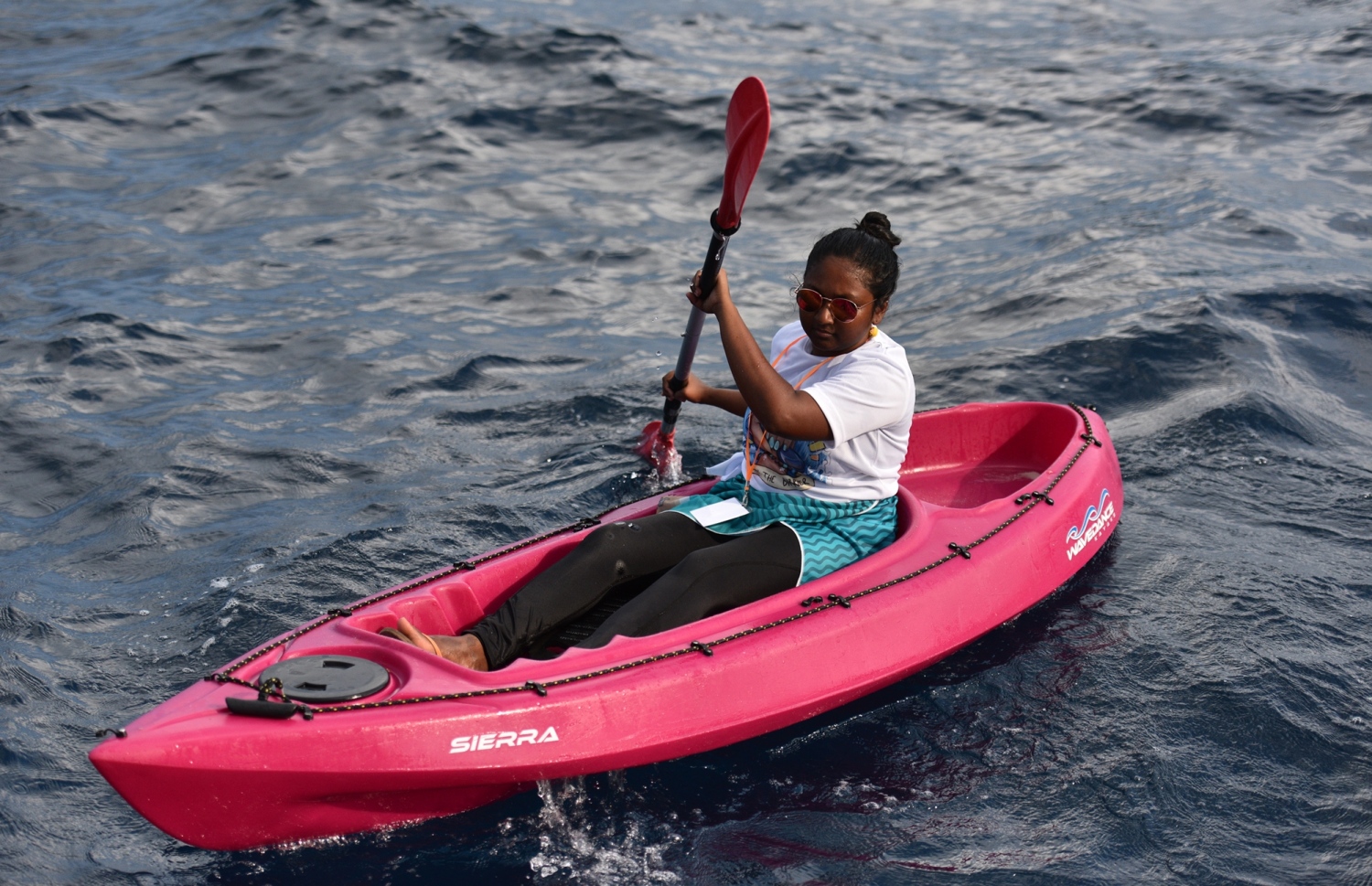 މާލެ: މާޗް 30، 2019: ބައިނަލްއަގުވާމީ އަންހެނުންގެ ދުވަސް ފާހަގަ ކުރަން މޯލްޑިވްސް ލައިފްގާޑް އެސޯސިއޭޝަނުން އިންތިޒާމްކުރި "ބްރޭކް ދަ ބެރިއާ" ފެތުމުގައި ބައިވެރިވި މީހަކު ކެނޯ ދުއްވަނީ.-- ފޮޓޯ: ރައީސް އޮފީސް