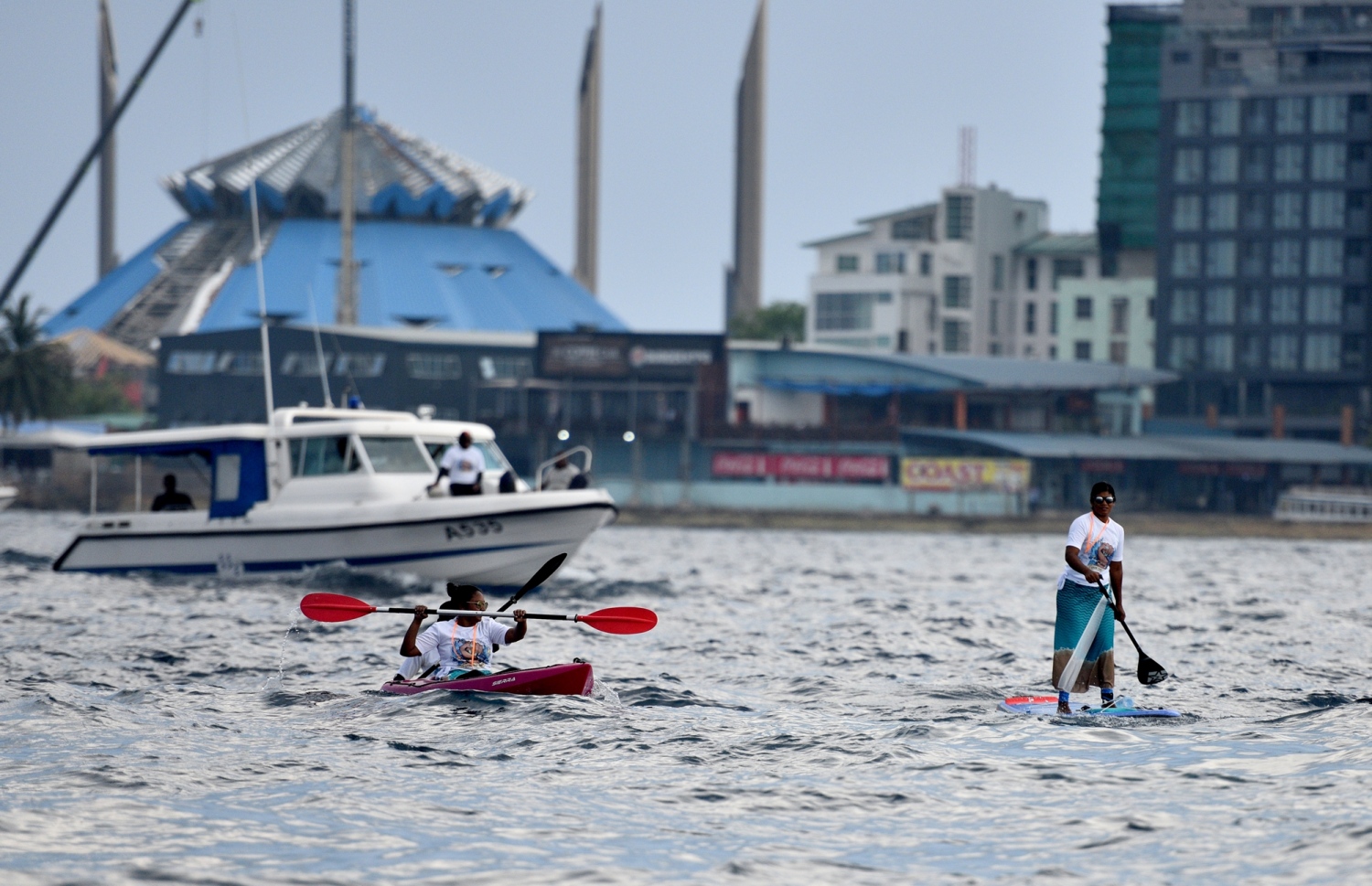 މާލެ: މާޗް 30، 2019: ބައިނަލްއަގުވާމީ އަންހެނުންގެ ދުވަސް ފާހަގަ ކުރަން މޯލްޑިވްސް ލައިފްގާޑް އެސޯސިއޭޝަނުން އިންތިޒާމްކުރި "ބްރޭކް ދަ ބެރިއާ" ފެތުމުގައި ބައިވެރިވި ބަޔަކު ކެނޯ ދުއްވަނީ.-- ފޮޓޯ: ރައީސް އޮފީސް