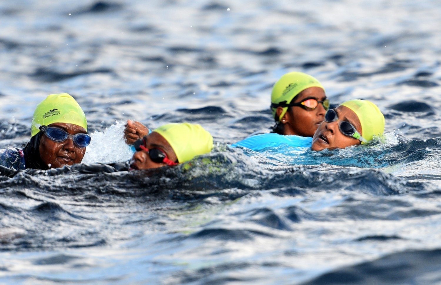 މާލެ: މާޗް 30، 2019: ބައިނަލްއަގުވާމީ އަންހެނުންގެ ދުވަސް ފާހަގަ ކުރަން މޯލްޑިވްސް ލައިފްގާޑް އެސޯސިއޭޝަނުން އިންތިޒާމްކުރި "ބްރޭކް ދަ ބެރިއާ" ފެތުމުގައި ބައިވެރިވި ބަޔަކާއިއެކު ފަސްޓް ލޭޑީ ފަޒްނާ އަހުމަދު ފައްތަވަނީ.-- ފޮޓޯ: ރައީސް އޮފީސް