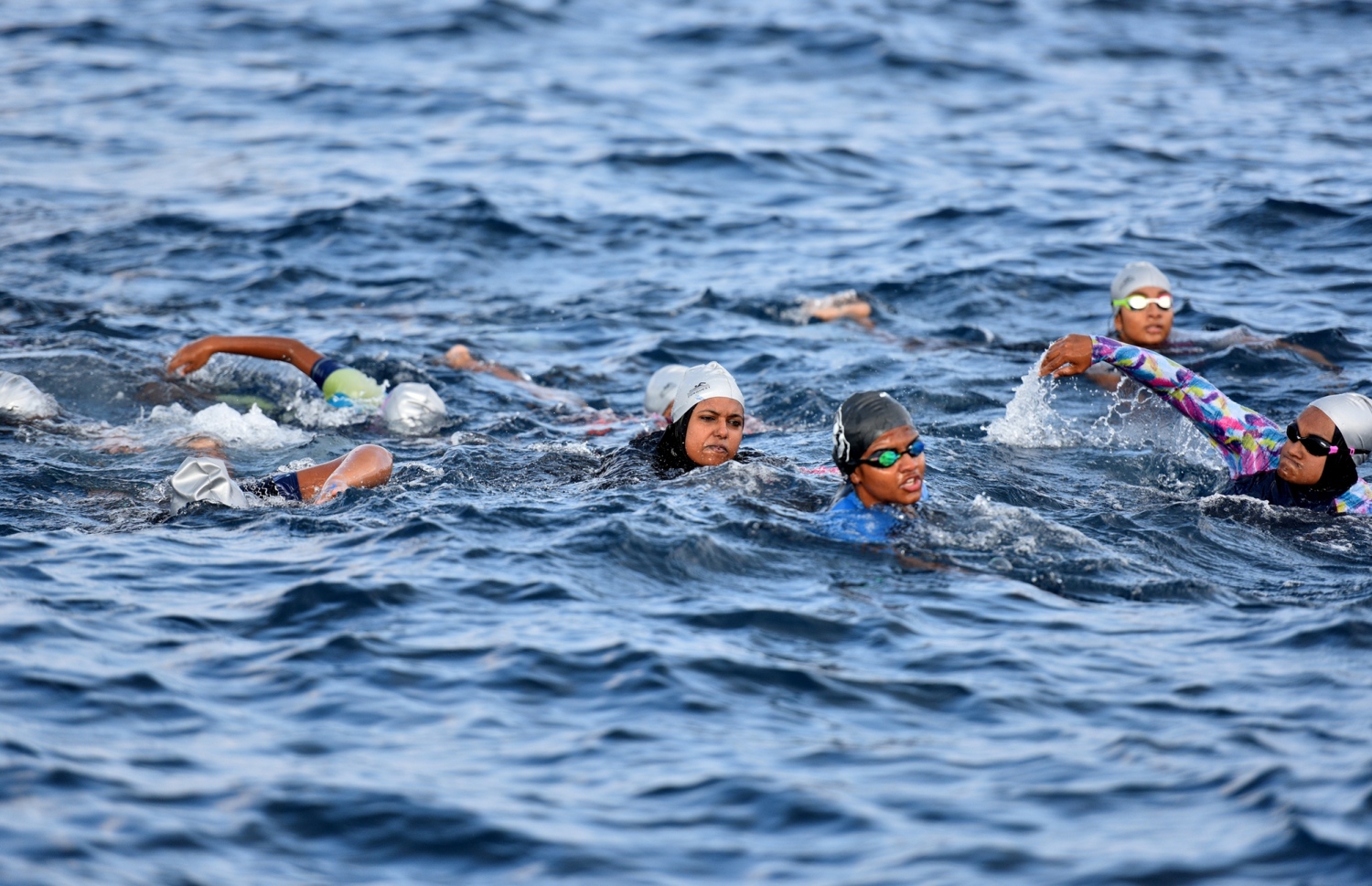 މާލެ: މާޗް 30، 2019: ބައިނަލްއަގުވާމީ އަންހެނުންގެ ދުވަސް ފާހަގަ ކުރަން މޯލްޑިވްސް ލައިފްގާޑް އެސޯސިއޭޝަނުން އިންތިޒާމްކުރި "ބްރޭކް ދަ ބެރިއާ" ފެތުމުގައި ބައިވެރިވި ބަޔަކު ފަތަނީ.-- ފޮޓޯ: ރައީސް އޮފީސް