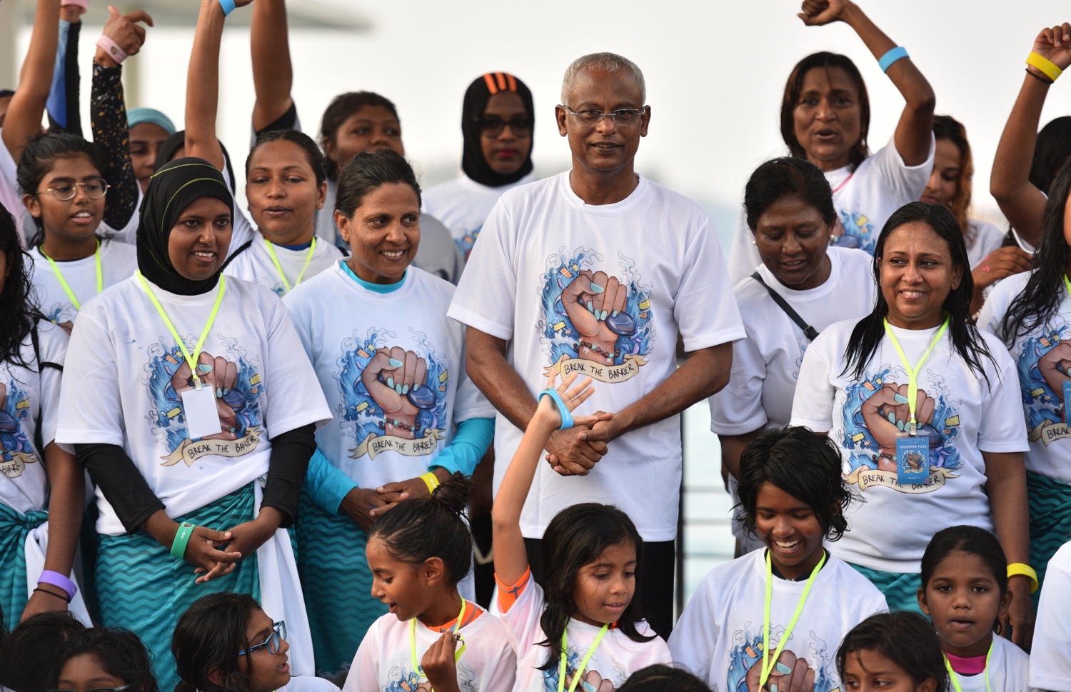 މާލެ: މާޗް 30، 2019: ބައިނަލްއަގުވާމީ އަންހެނުންގެ ދުވަސް ފާހަގަ ކުރަން މޯލްޑިވްސް ލައިފްގާޑް އެސޯސިއޭޝަނުން އިންތިޒާމްކުރި "ބްރޭކް ދަ ބެރިއާ" ފެތުމުގައި ބައިވެރިވި ބަޔަކާއިއެކު ފަސްޓް ލޭޑީ ފަޒްނާ އަހުމަދު އަދި ރައީސް އިބްރާހިމް މުހައްމަދު ސޯލިހް ފޮޓޯއަކަށް ހުއްޓިވަޑައިގެން.-- ފޮޓޯ: ރައީސް އޮފީސް