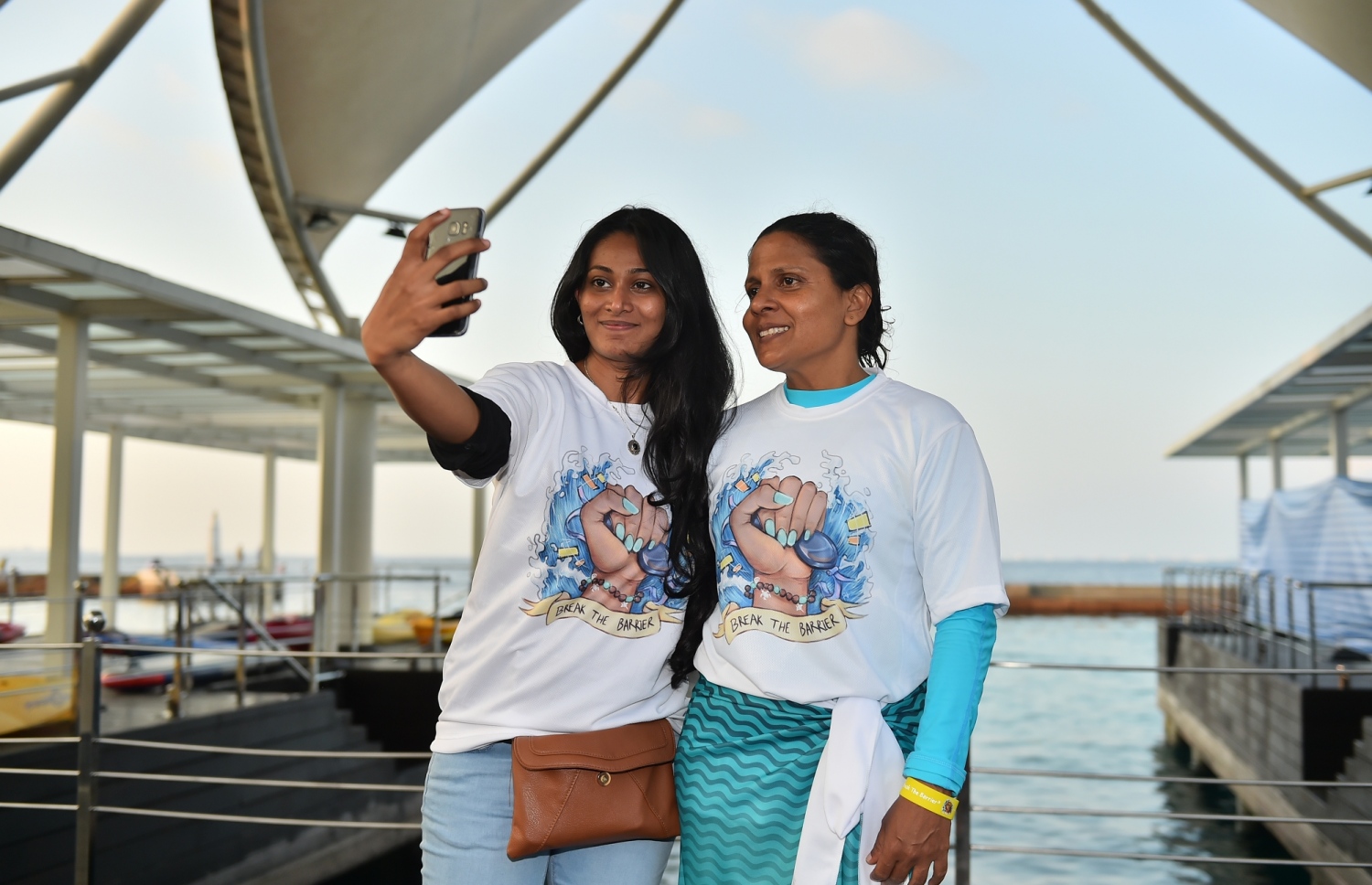 މާލެ: މާޗް 30، 2019: ބައިނަލްއަގުވާމީ އަންހެނުންގެ ދުވަސް ފާހަގަ ކުރަން މޯލްޑިވްސް ލައިފްގާޑް އެސޯސިއޭޝަނުން އިންތިޒާމްކުރި "ބްރޭކް ދަ ބެރިއާ" ފެތުމުގައި ބައިވެރިވި ކުއްޖަކާއިއެކު ފަސްޓް ލޭޑީ ފަޒްނާ އަހުމަދު ފޮޓޯއަކަށް ހުއްޓިވަޑައިގެން.-- ފޮޓޯ: ރައީސް އޮފީސް