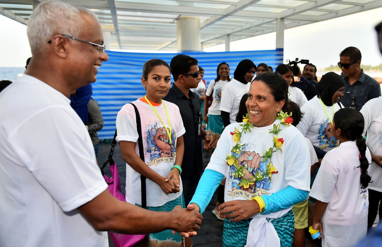 މާލެ: މާޗް 30، 2019: ބައިނަލްއަގުވާމީ އަންހެނުންގެ ދުވަސް ފާހަގަ ކުރަން މޯލްޑިވްސް ލައިފްގާޑް އެސޯސިއޭޝަނުން އިންތިޒާމްކުރި "ބްރޭކް ދަ ބެރިއާ" ފެތުމުގައި ބައިވެރިވި ފަސްޓް ލޭޑީ ފަޒްނާ އަހުމަދު ފެތުން ނިންމަވާލުމަށްފަހު ވަޑައިގެން ރައީސް އިބްރާހިމް މުހައްމަދު ސޯލިހާއި ސަލާމް ކުރައްވަނީ.-- ފޮޓޯ: ރައީސް އޮފީސް