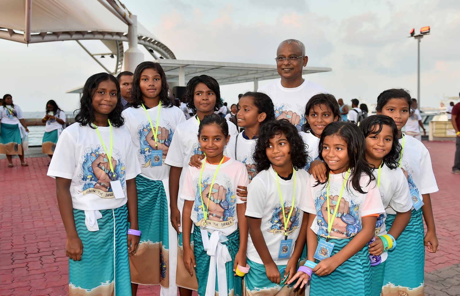 މާލެ: މާޗް 30، 2019: ބައިނަލްއަގުވާމީ އަންހެނުންގެ ދުވަސް ފާހަގަ ކުރަން މޯލްޑިވްސް ލައިފްގާޑް އެސޯސިއޭޝަނުން އިންތިޒާމްކުރި "ބްރޭކް ދަ ބެރިއާ" ފެތުމުގައި ބައިވެރިވި ކުދިންތަކަކާއިއެކު ރައީސް އިބްރާހިމް މުހައްމަދު ސޯލިހް ފޮޓޯއަކަށް ހުއްޓިވަޑައިގެން.-- ފޮޓޯ: ރައީސް އޮފީސް