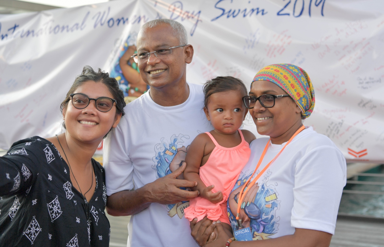 މާލެ: މާޗް 30، 2019: ބައިނަލްއަގުވާމީ އަންހެނުންގެ ދުވަސް ފާހަގަ ކުރަން މޯލްޑިވްސް ލައިފްގާޑް އެސޯސިއޭޝަނުން އިންތިޒާމްކުރި "ބްރޭކް ދަ ބެރިއާ" ފެތުމުގައި ބައިވެރިވި ބަޔަކާއިއެކު ރައީސް އިބްރާހިމް މުހައްމަދު ސޯލިހް ފޮޓޯއަކަށް ހުއްޓިވަޑައިގެން.-- ފޮޓޯ: ރައީސް އޮފީސް