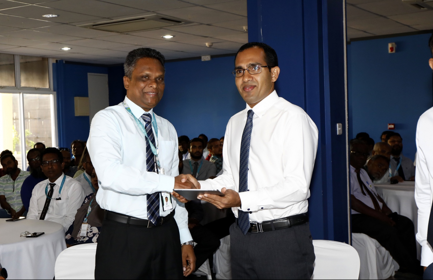 މާލެ: އޭޕްރިލް 1، 2019: އެމްޑަބްލިއުއެސްސީގެ 24 ވަނަ އަހަރީ ދުވަސް ފާހަގަކުރުމުގެ ރަސްމިއްޔާތުގައި މެނޭޖިން ޑިރެކްޓަރު އާދަމް އާޒިމްގެ އިތުރުން ކޮމިއުނިކޭޝަން މިނިސްޓަރު މަލީހް ޖަމާލް ބައިވެރިވެ ވަޑައިގަންނަވަނީ.-- ފޮޓޯ: ހުސެން ވަހީދު /މިހާރު