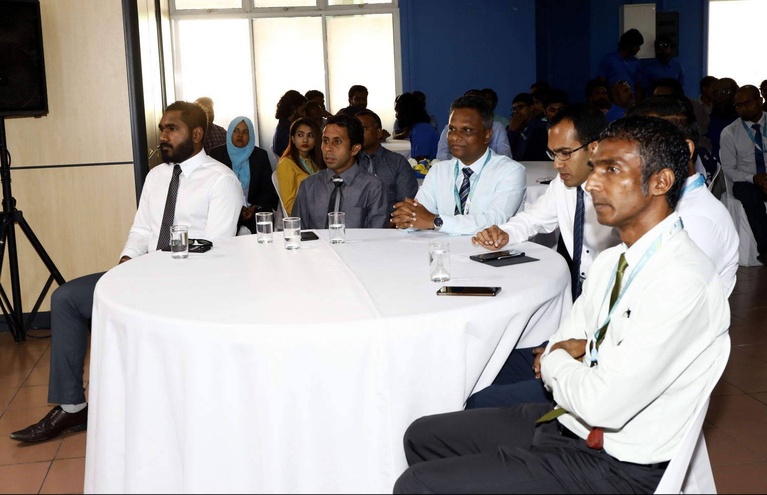 މާލެ: އޭޕްރިލް 1، 2019: އެމްޑަބްލިއުއެސްސީގެ 24 ވަނަ އަހަރީ ދުވަސް ފާހަގަކުރުމުގެ ރަސްމިއްޔާތުގައި އެތަނުގެ ބައެއް މުވައްޒަފުންނާއިއެކު މެނޭޖިން ޑިރެކްޓަރު އާދަމް އާޒިމްގެ އިތުރުން ކޮމިއުނިކޭޝަން މިނިސްޓަރު މަލީހް ޖަމާލް ބައިވެރިވެ ވަޑައިގަންނަވަނީ.-- ފޮޓޯ: ހުސެން ވަހީދު /މިހާރު