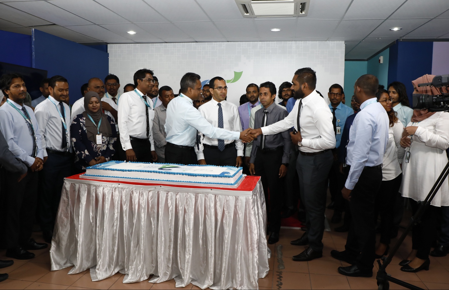 މާލެ: އޭޕްރިލް 1، 2019: އެމްޑަބްލިއުއެސްސީގެ 24 ވަނަ އަހަރީ ދުވަސް ފާހަގަކުރުމުގެ ރަސްމިއްޔާތުގައި އެތަނުގެ ބައެއް މުވައްޒަފުންނާއިއެކު މެނޭޖިން ޑިރެކްޓަރު އާދަމް އާޒިމް ބައިވެރިވެ ވަޑައިގަންނަވަނީ.-- ފޮޓޯ: ހުސެން ވަހީދު /މިހާރު