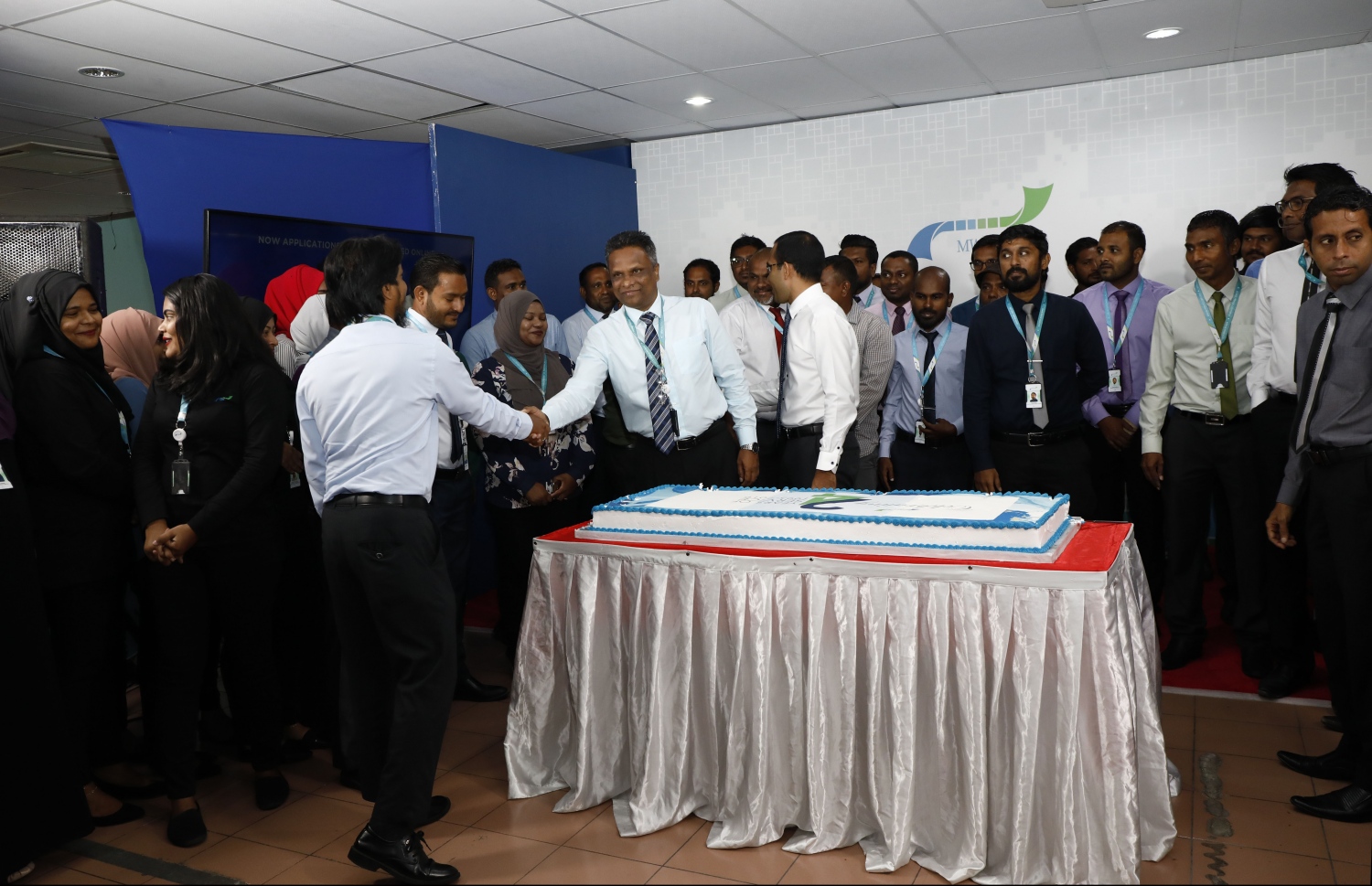 މާލެ: އޭޕްރިލް 1، 2019: އެމްޑަބްލިއުއެސްސީގެ 24 ވަނަ އަހަރީ ދުވަސް ފާހަގަކުރުމުގެ ރަސްމިއްޔާތުގައި އެތަނުގެ ބައެއް މުވައްޒަފުންނާއިއެކު މެނޭޖިން ޑިރެކްޓަރު އާދަމް އާޒިމް ބައިވެރިވެ ވަޑައިގަންނަވަނީ.-- ފޮޓޯ: ހުސެން ވަހީދު /މިހާރު