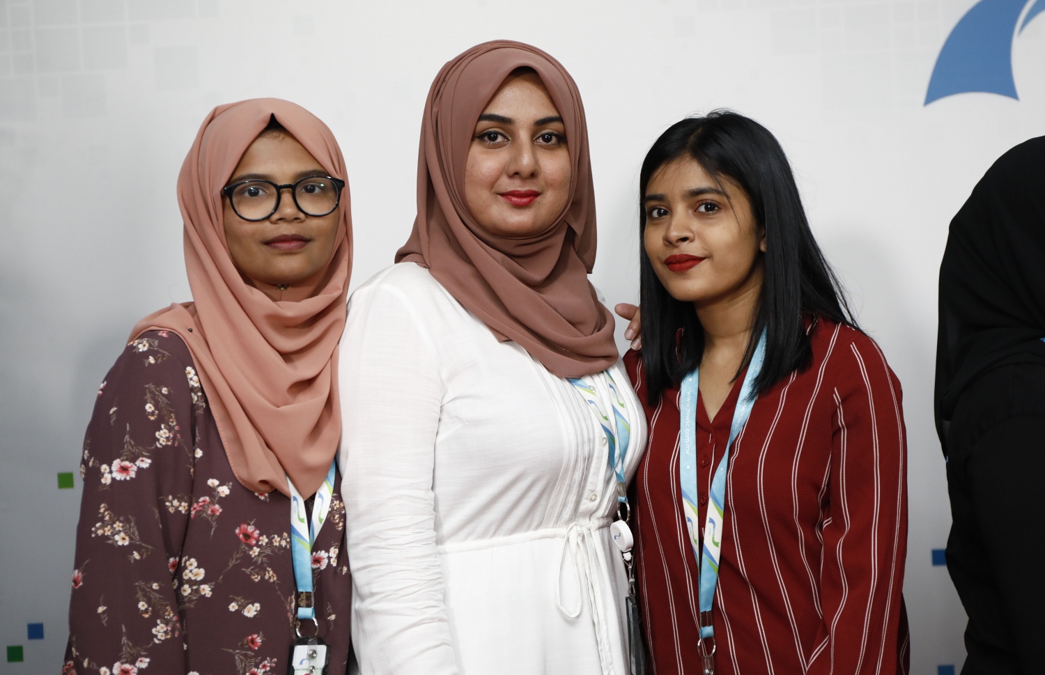 މާލެ: އޭޕްރިލް 1، 2019: އެމްޑަބްލިއުއެސްސީގެ 24 ވަނަ އަހަރީ ދުވަސް ފާހަގަކުރުމުގެ ރަސްމިއްޔާތުގައި އެތަނުގެ ބައެއް މުވައްޒަފުން ފޮޓޯއަކަށް ހުއްޓިގެން.-- ފޮޓޯ: ހުސެން ވަހީދު /މިހާރު