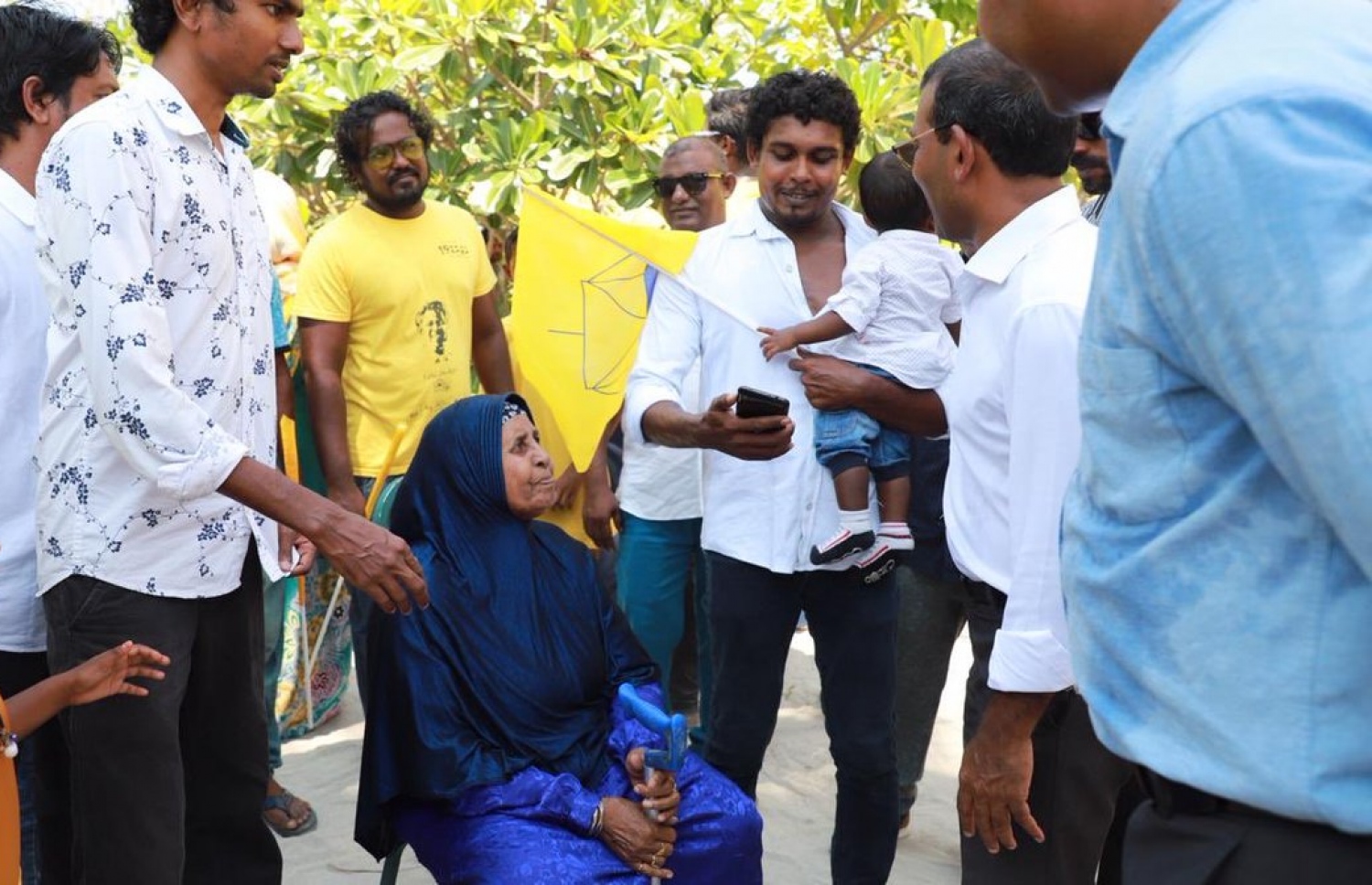 ކުރީގެ ރައީސް މުހައްމަދު ނަޝީދު ނ. ކުޑަފަރީއަށް ވަޑައިގެން ސަޕޯޓަރުންނާ ބައްދަލުކުރައްވަނީ
