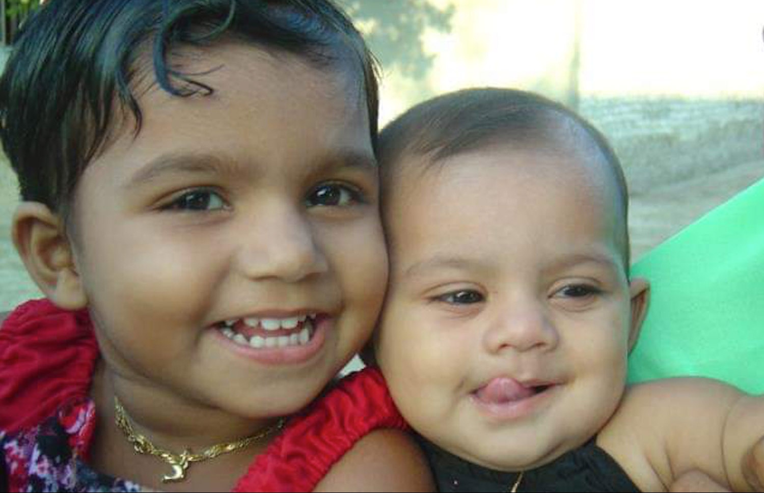 އިޔާން (ވ) ކުޑައިރު އޭނާގެ ކޮއްކޮއާ އެކު