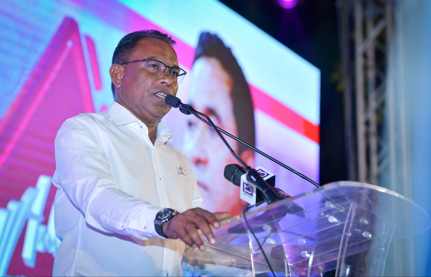 ހުޅުމާލޭގައި ރޭ ބޭއްވި ކެމްޕެއިން ޖަލްސާގައި އަބްދުއްރަހީމް ވާހަކަ ދައްކަވަނީ. --- ފޮޓޯ: ނިޝާން އަލީ/ މިހާރު