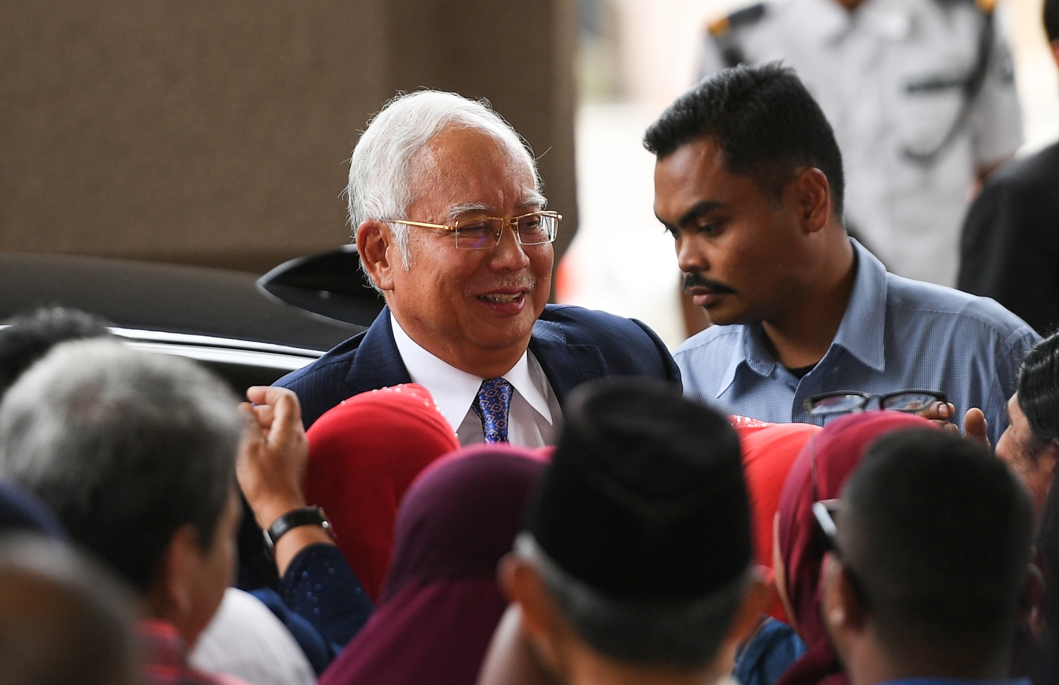 މެލޭޝިއާގެ ކުރީގެ ބޮޑު ވަޒީރު ނަޖީބު ރައްޒާގު މިއަދު ކޯޓަށް ހާޒިރުވެވަޑައިގަންނަވަނީ. --ފޮޓޯ:އޭއެފްޕީ