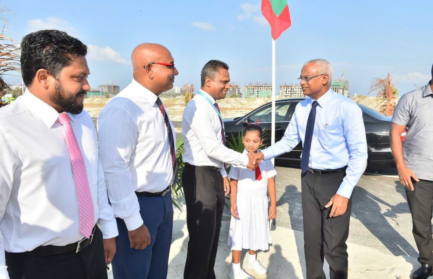 ރައީސް އިބްރާހިމް މުހައްމަދު ސޯލިހް މިއަދު އެމްޑަބްލިއުއެސްސީގެ މެނޭޖިން ޑިރެކްޓަރު އާޒިމްއާ ސަލާމަތް ކުރައްވަނީ. --- ފޮޓޯ: ރައީސް އޮފީސް