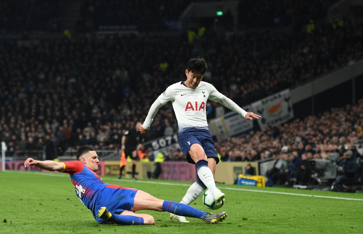 ޓޮޓެންހަމްގެ އާ ސްޓޭޑިއަމްގައި ރޭ ކުޅުނު މެޗުގެ ތެރެއިން. -- ފޮޓޯ: އޭއެފްޕީ