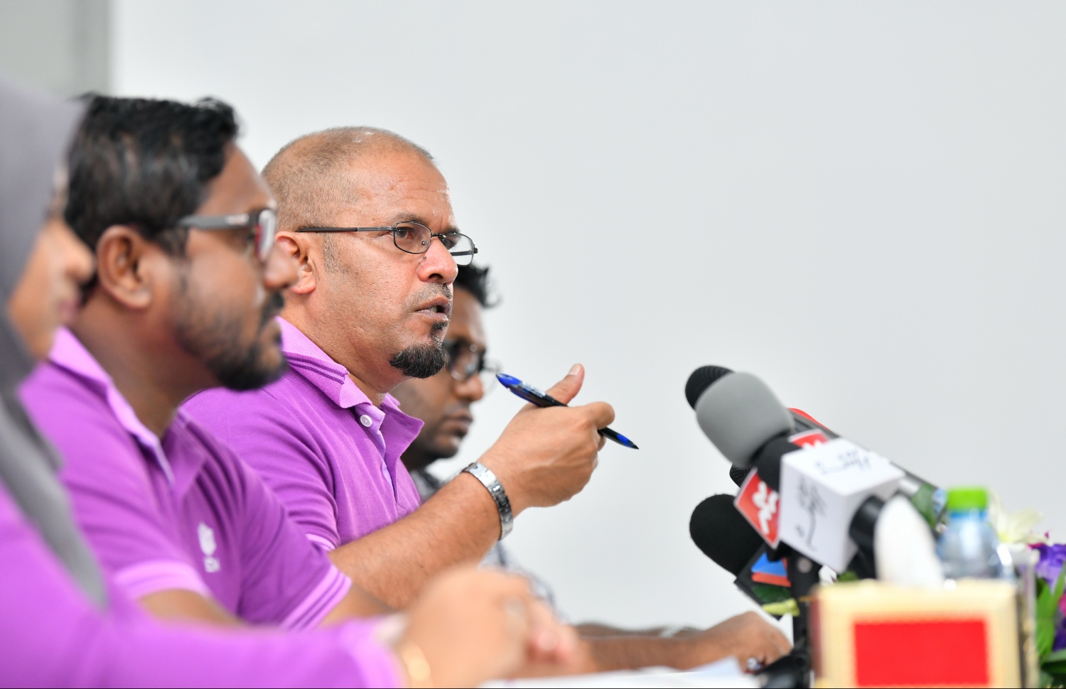 އިލެކްޝަންސް ކޮމިޝަނުން ބޭއްވި ނޫސްވެރިންގެ ބައްދަލުވުމުގައި ޝަރީފް ވާހަކަ ދައްކަވަނީ. --- ފޮޓޯ: ހުސެއިން ވަހީދު/ މިހާރު