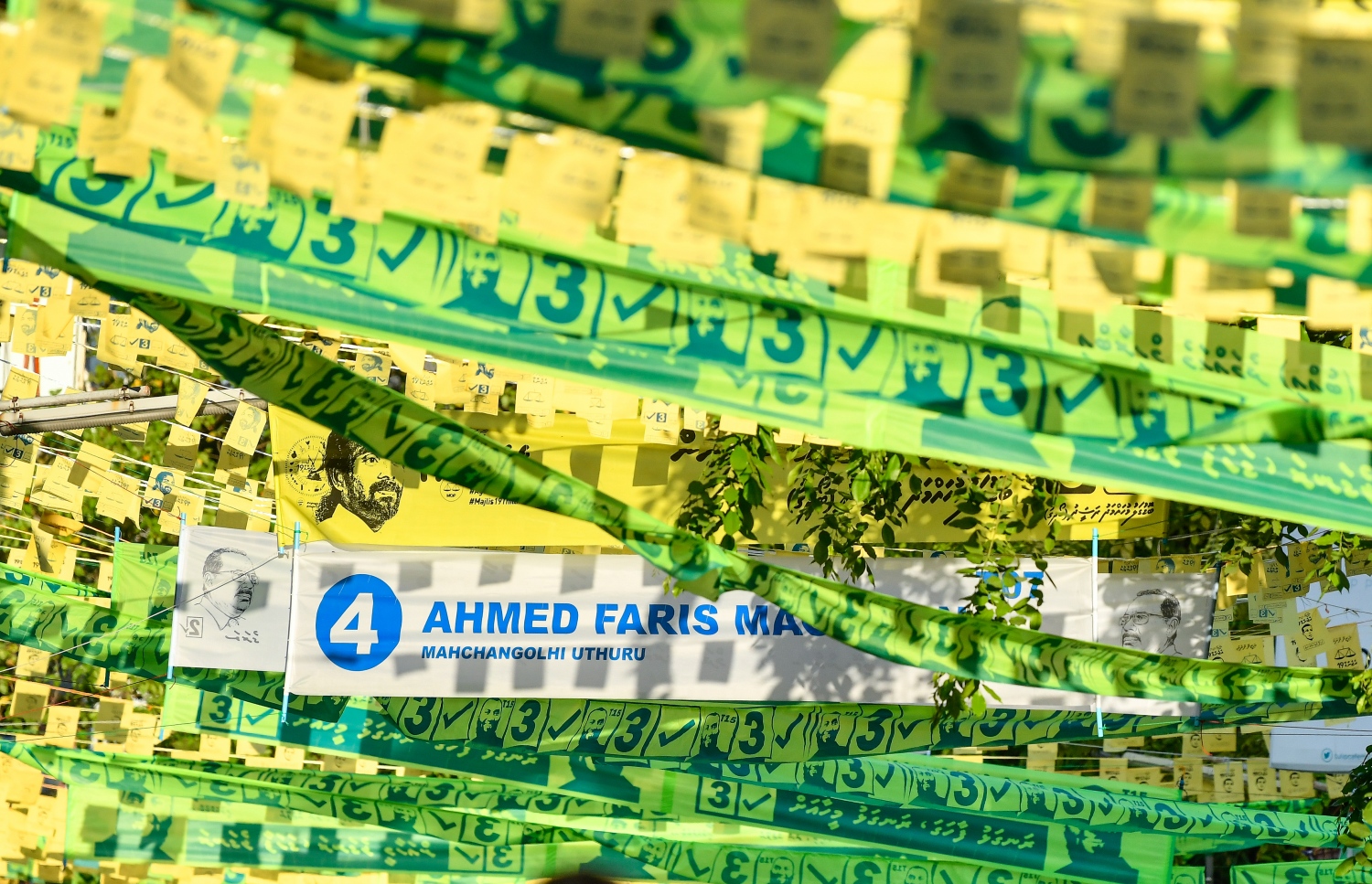 މާލޭގެ މަގެއް ދިދަފަތިތަކާއި ކެމްޕޭން ބެނާތަކުން ދިއްލާލާފައި---ފޮޓޯ: ނިޝާން އަލީ/މިހާރު