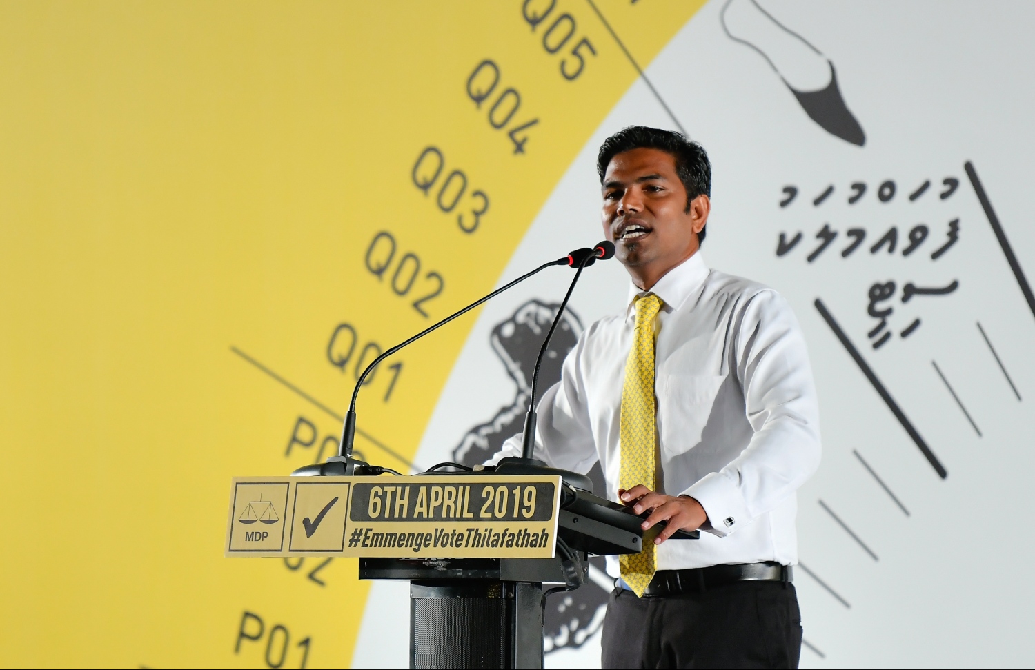 މާލެ: އެޕްރީލް 4، 2019- ސަރުކާރު ކޯލިޝަންގެ މައި ޕާޓީ، އެމްޑީޕީން މަޖިލީސް އިންތިޚާބަށް ކުރި "އެޖެންޑާ 19" ކެމްޕޭން ނިންމާލުމުގެ ގޮތުން ލޮނުޒިޔާރަތްކޮޅުގައި ބޭއްވި ޖަލްސާގައި އެމްޑީޕީގެ ނައިބު ރައީސް ޝިފާޒް ވާހަކަދައްކަވަނީ.---ފޮޓޯ: ހުސައިން ވަހީދު/މިހާރު