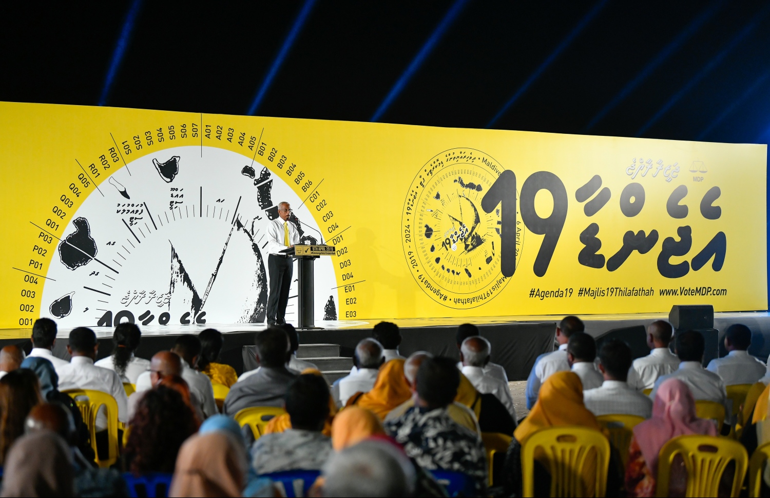 މާލެ: އެޕްރީލް 4، 2019- ސަރުކާރު ކޯލިޝަންގެ މައި ޕާޓީ، އެމްޑީޕީން މަޖިލީސް އިންތިޚާބަށް ކުރި "އެޖެންޑާ 19" ކެމްޕޭން ނިންމާލުމުގެ ގޮތުން ލޮނުޒިޔާރަތްކޮޅުގައި ބޭއްވި ޖަލްސާގައި ރައީސް އިބްރާހިމް މުހައްމަދު ސޯލިހް ވާހަކަދައްކަވަނީ.---ފޮޓޯ: ހުސައިން ވަހީދު/މިހާރު