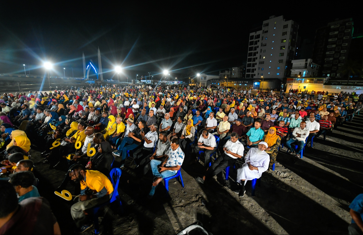 މާލެ: އެޕްރީލް 4، 2019- ސަރުކާރު ކޯލިޝަންގެ މައި ޕާޓީ، އެމްޑީޕީން މަޖިލީސް އިންތިޚާބަށް ކުރި "އެޖެންޑާ 19" ކެމްޕޭން ނިންމާލުމުގެ ގޮތުން ލޮނުޒިޔާރަތްކޮޅުގައި ބޭއްވި ޖަލްސާގެ ތެރެއިން---ފޮޓޯ: ހުސައިން ވަހީދު/މިހާރު
