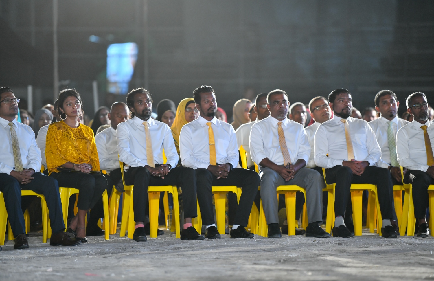 މާލެ: އެޕްރީލް 4، 2019- ސަރުކާރު ކޯލިޝަންގެ މައި ޕާޓީ، އެމްޑީޕީން މަޖިލީސް އިންތިޚާބަށް ކުރި "އެޖެންޑާ 19" ކެމްޕޭން ނިންމާލުމުގެ ގޮތުން ލޮނުޒިޔާރަތްކޮޅުގައި ބޭއްވި ޖަލްސާގައި އެމްޑީޕީގެ ބައެއް ކެނޑިޑޭޓުން ބައިވެރިވެވަޑައިގަންނަވަނީ---ފޮޓޯ: ހުސައިން ވަހީދު/މިހާރު