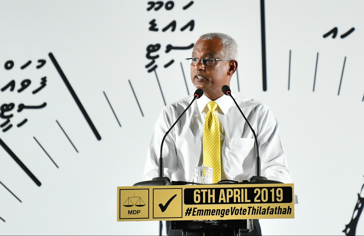 މާލެ: އެޕްރީލް 4، 2019- ސަރުކާރު ކޯލިޝަންގެ މައި ޕާޓީ، އެމްޑީޕީން މަޖިލީސް އިންތިޚާބަށް ކުރި "އެޖެންޑާ 19" ކެމްޕޭން ނިންމާލުމުގެ ގޮތުން ލޮނުޒިޔާރަތްކޮޅުގައި ބޭއްވި ޖަލްސާގައި ރައީސް އިބްރާހިމް މުހައްމަދު ސޯލިހް ވާހަކަދައްކަވަނީ.---ފޮޓޯ: ހުސައިން ވަހީދު/މިހާރު