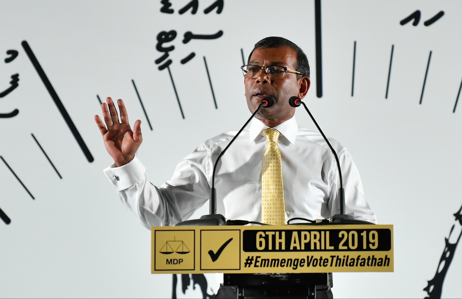 މާލެ: އެޕްރީލް 4، 2019- ސަރުކާރު ކޯލިޝަންގެ މައި ޕާޓީ، އެމްޑީޕީން މަޖިލީސް އިންތިޚާބަށް ކުރި "އެޖެންޑާ 19" ކެމްޕޭން ނިންމާލުމުގެ ގޮތުން ލޮނުޒިޔާރަތްކޮޅުގައި ބޭއްވި ޖަލްސާގައި ރައީސް ނަޝީދު ވާހަކަދައްކަވަނީ.---ފޮޓޯ: ހުސައިން ވަހީދު/މިހާރު