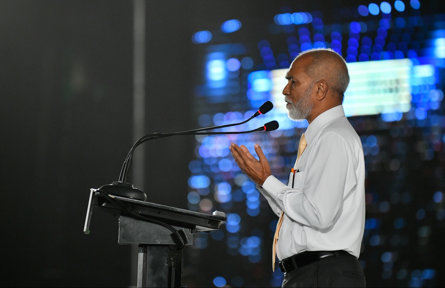 މާލެ: އެޕްރީލް 4، 2019- ސަރުކާރު ކޯލިޝަންގެ މައި ޕާޓީ، އެމްޑީޕީން މަޖިލީސް އިންތިޚާބަށް ކުރި "އެޖެންޑާ 19" ކެމްޕޭން ނިންމާލުމުގެ ގޮތުން ލޮނުޒިޔާރަތްކޮޅުގައި ބޭއްވި ޖަލްސާގައި ޝޭހް ހުސައިން ރަޝީދު ހާއްސަ ދުއާއެއް ކުރައްވަނީ.---ފޮޓޯ: ހުސައިން ވަހީދު/މިހާރު