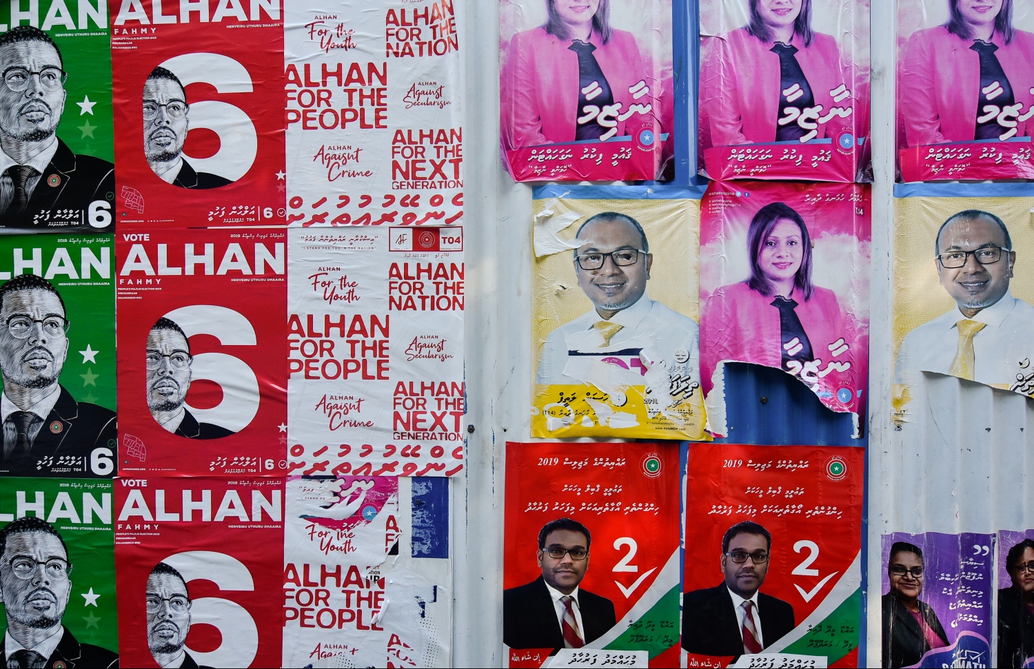 މާލޭގެ ގެއެއްގެ ބޭރުގައި ހިއްޕާފައި ހުރި ޕޯސްޓަރު ތަކެއް.---ފޮޓޯ: ހުސައިން ވަހީދު/މިހާރު