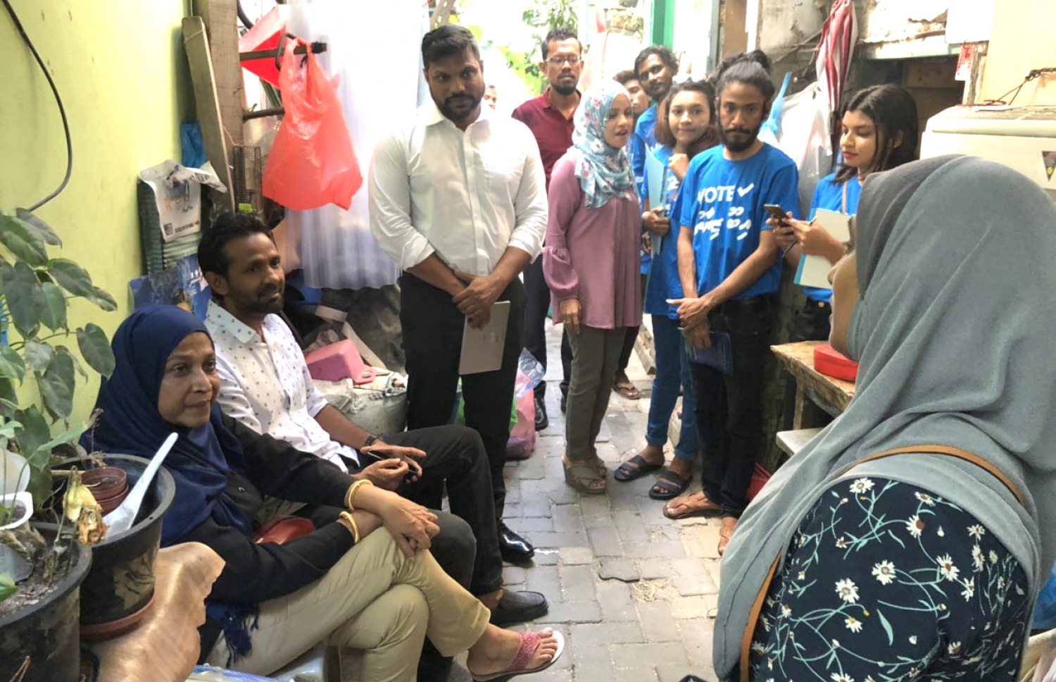 އިބޫ ޒިޔާތު ދާއިރާގެ ރައްޔިތުންނާ ބައްދަލުކުރައްވަނީ -- ފޮޓޯ؛ އިބޫ ޒިޔާތު ކެމްޕޭން ޓީމް