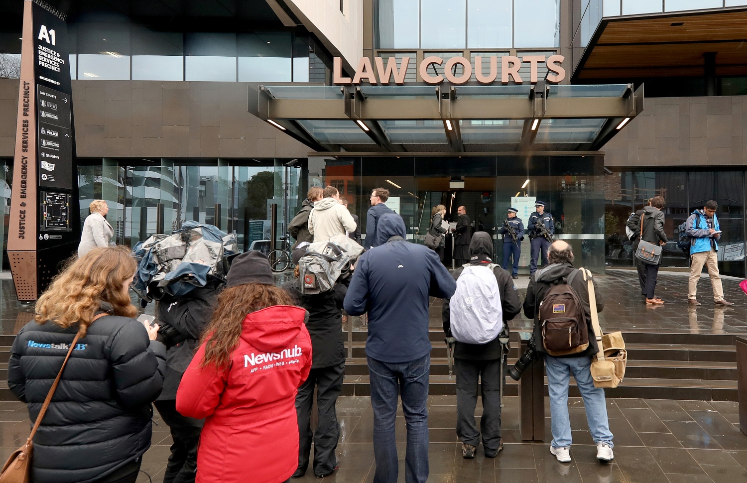 ކްރައިސްޓްޗާޗުގެ ޑިސްޓްރިކްޓުގެ ކޯޓުގެ ބޭރަށް ނޫސްވެރިން މިއަދު ޖަމާވެފައި. --ފޮޓޯ:އޭއެފްޕީ