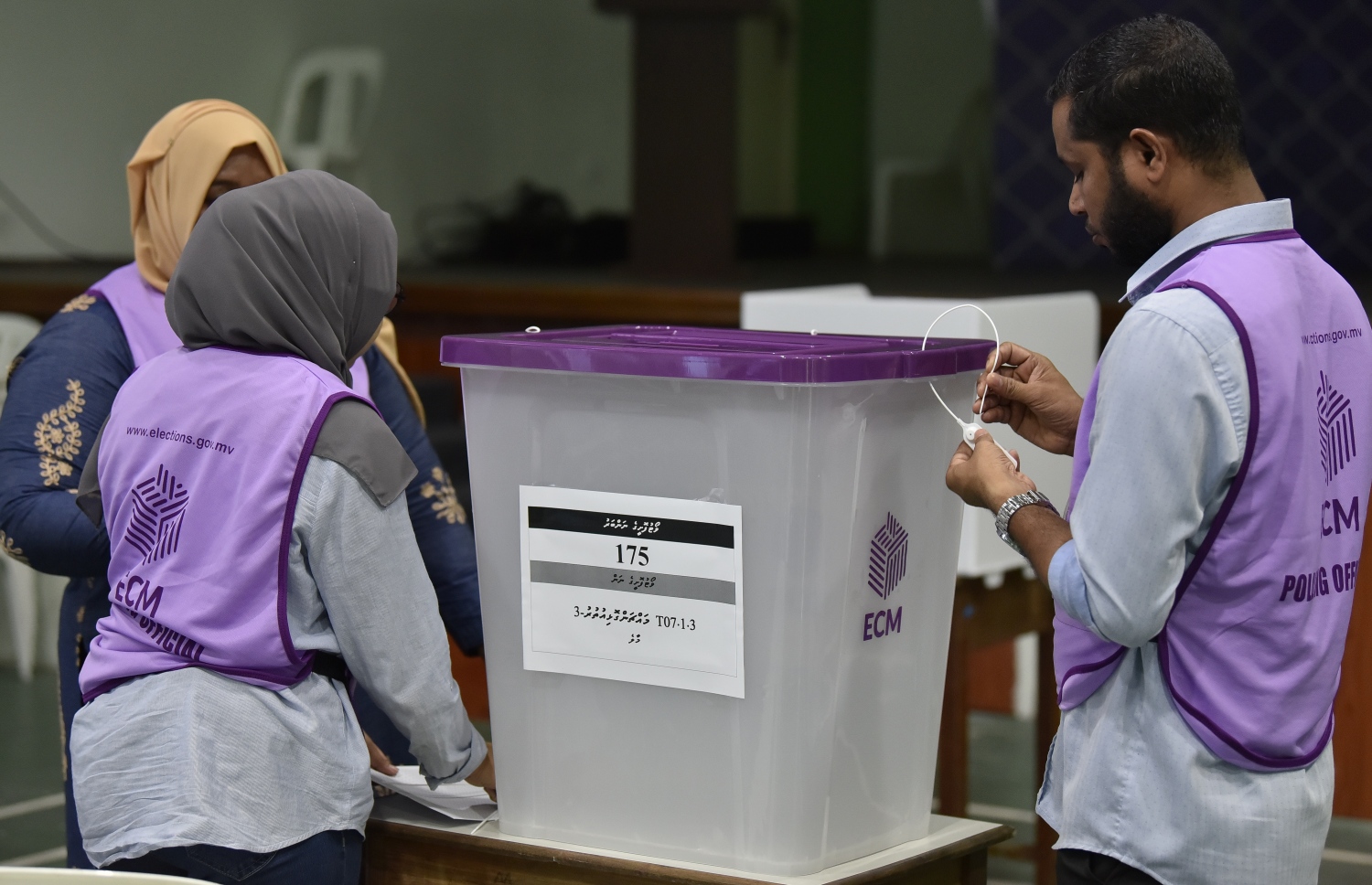 މާލެ: އޭޕްރިލް 6، 2019: މަޖިލިސް އިންތިހާބުގައި ވޯޓުލާ މަރުކަޒެއްގައި އޮފިޝަލުންތަކެއް ހަރަކާތްތެރިވަނީ.-- ފޮޓޯ: ނިޝާން އަލީ /މިހާރު