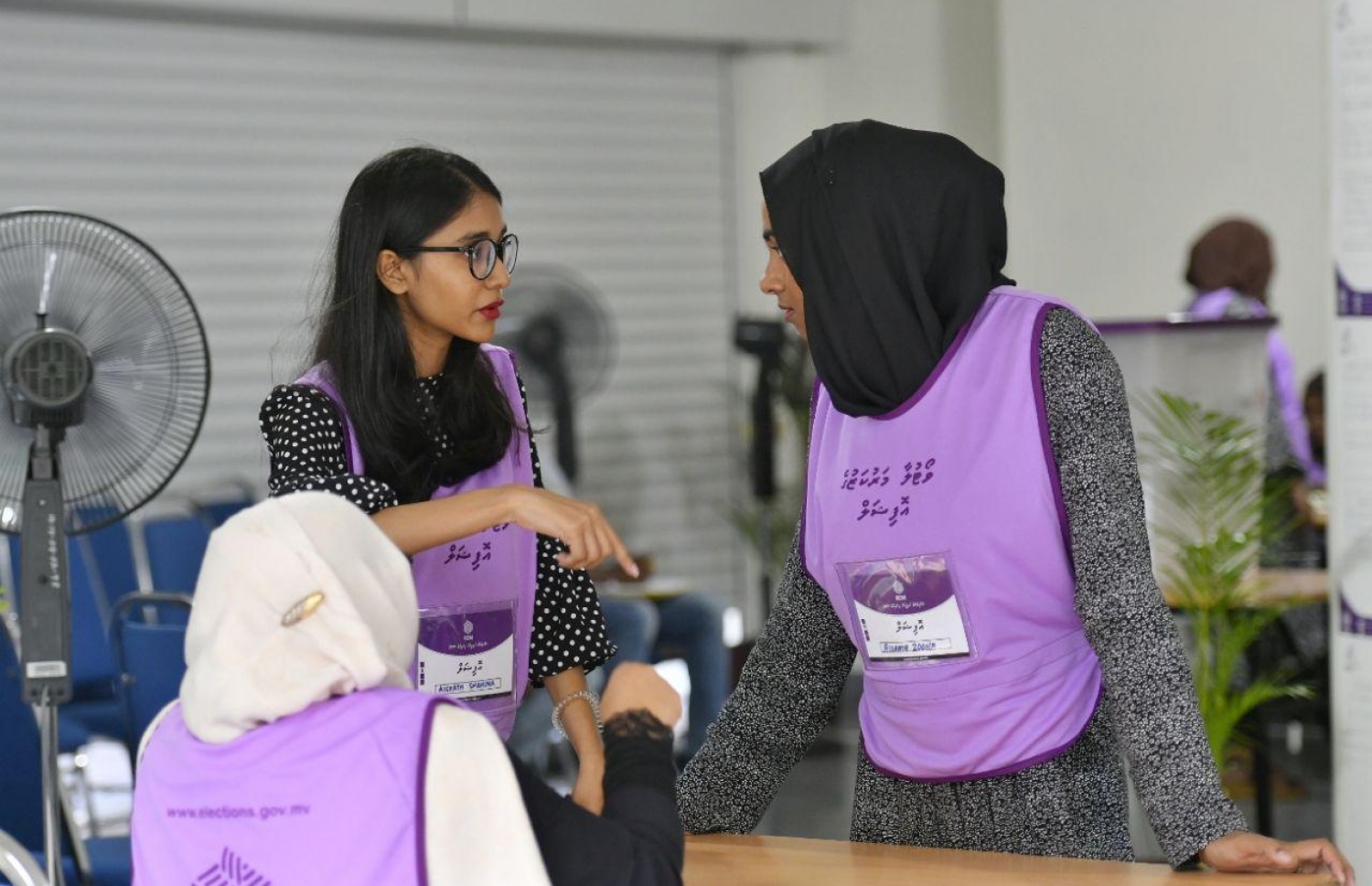 މާލެ: އޭޕްރިލް 6، 2019: މަޖިލިސް އިންތިހާބުގައި ވޯޓުލާ މަރުކަޒެއްގައި އޮފިޝަލުންތަކެއް ހަރަކާތްތެރިވަނީ.-- ފޮޓޯ: ހުސެން ވަހީދު /މިހާރު