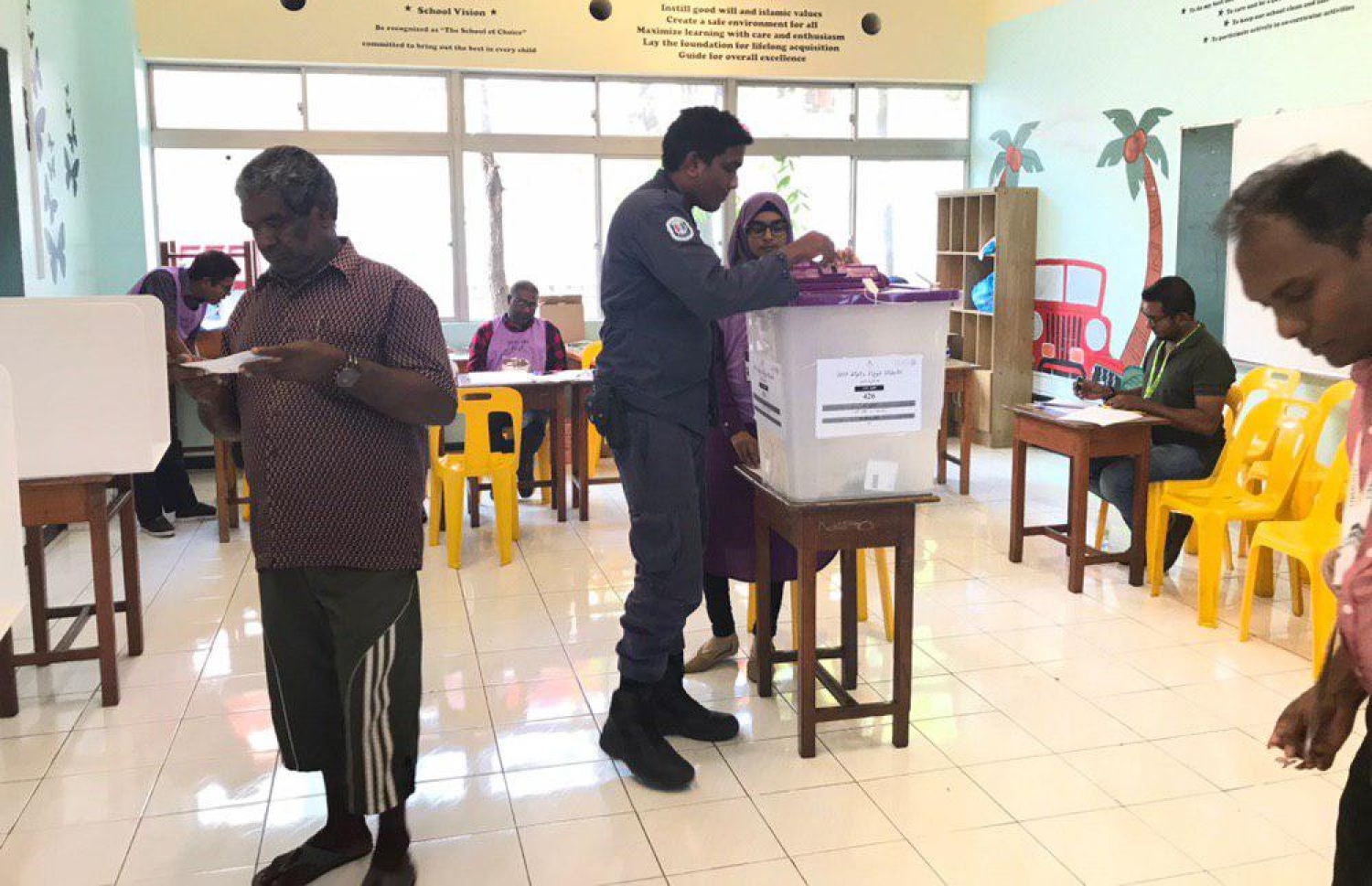 މާލެ: އޭޕްރިލް 6، 2019: މަޖިލިސް އިންތިހާބުގައި ފުލުހަކު ވޯޓުލަނީ.-- ފޮޓޯ: އަހުމަދު ސާއިލް އަލީ /މިހާރު