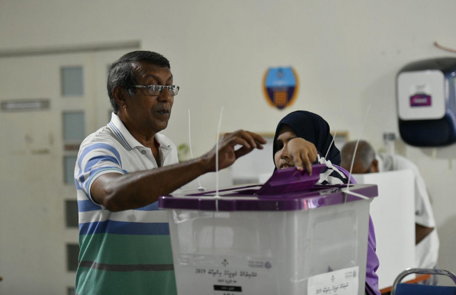 މާލެ: އޭޕްރިލް 6، 2019: މަޖިލިސް އިންތިހާބުގައި ވޯޓުލާ މަރުކަޒެއްގައި މީހަކު ވޯޓުފޮއްޓަށް ވޯޓުލަނީ.-- ފޮޓޯ: ހުސެން ވަހީދު /މިހާރު