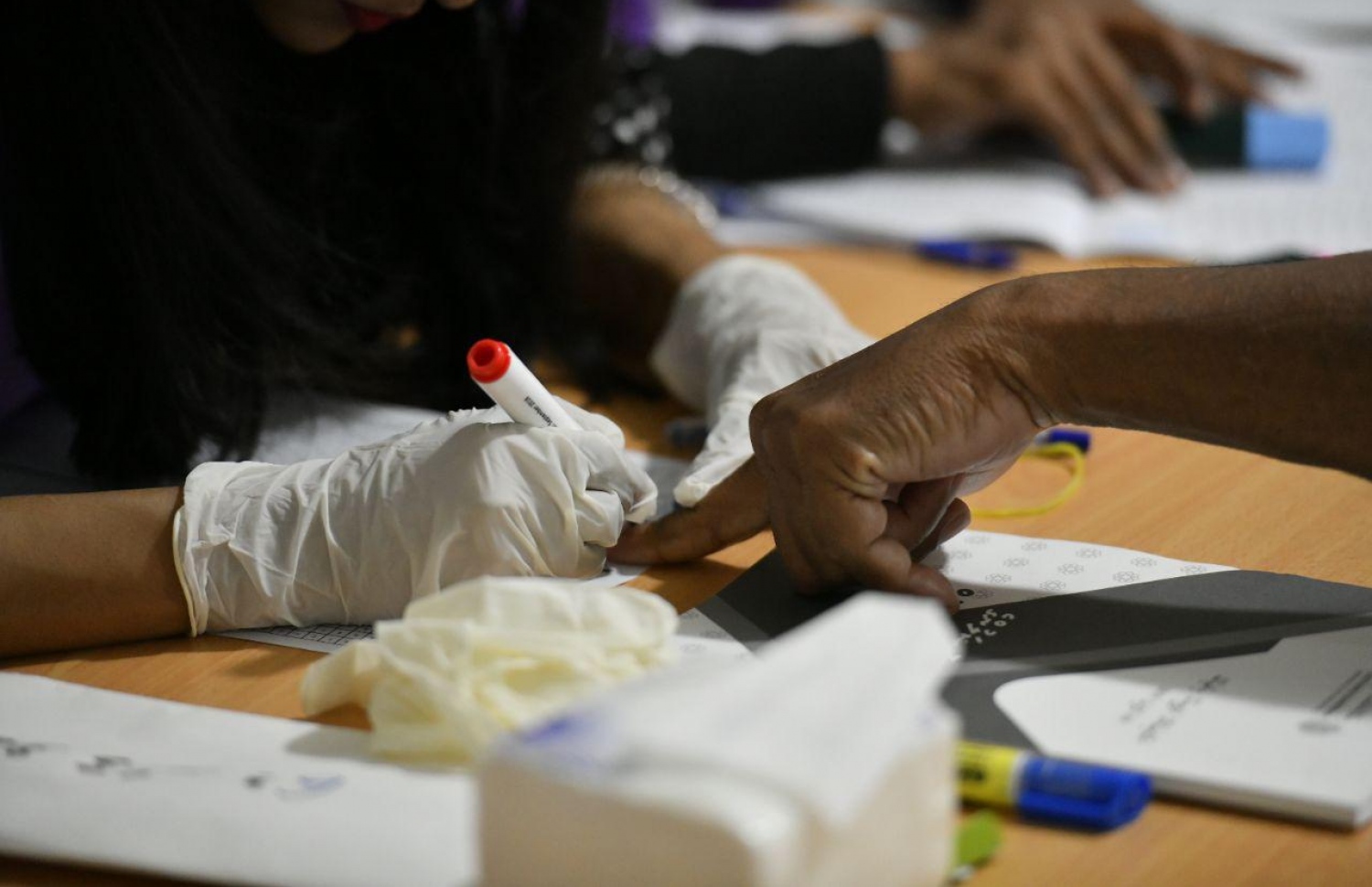 މާލެ: އޭޕްރިލް 6، 2019: މަޖިލިސް އިންތިހާބުގައި ވޯޓުލާ މަރުކަޒެއްގައި އޮފިޝަލަކު، މީހެއްގެ އިނގިލީގައި ވޯޓުލީކަމުގެ ފާހަގަ ޖަހަނީ.-- ފޮޓޯ: ހުސެން ވަހީދު /މިހާރު